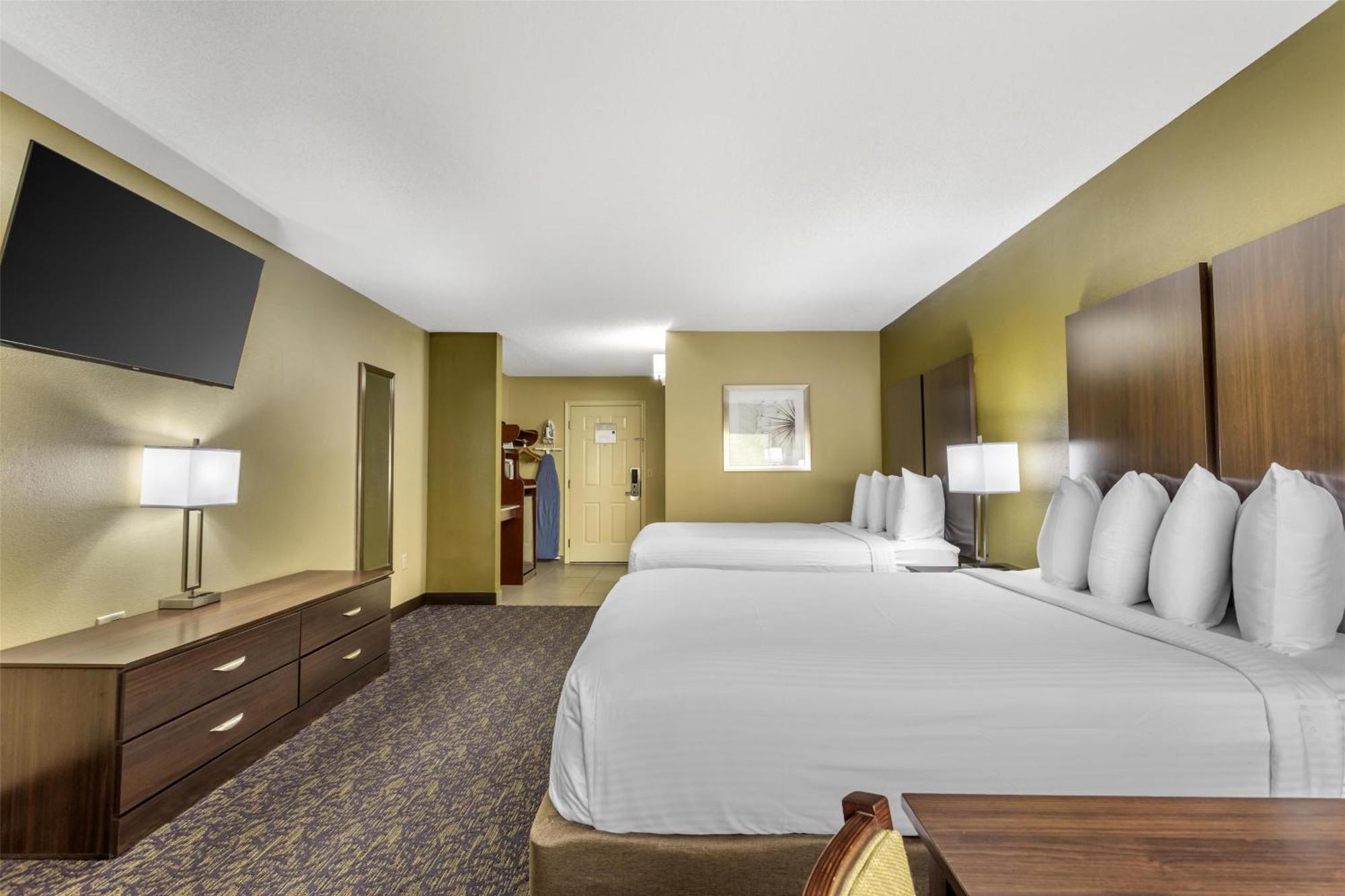 Queen Room with Two Queen Beds - Private Balcony/Non-Smoking,1743019003:JPEG