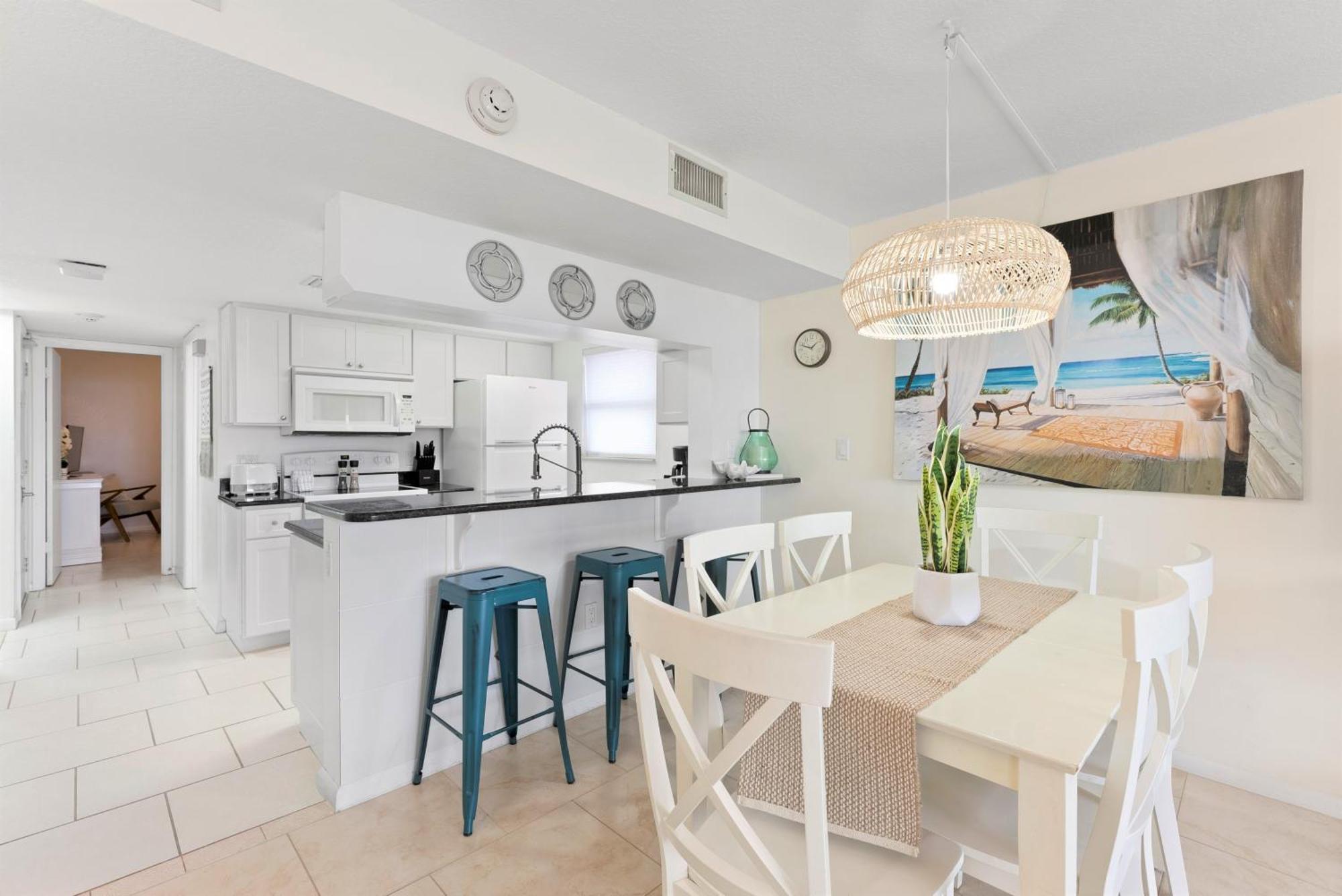Two-Bedroom Apartment with Sea ViewCorner Two-Bedroom Apartment - Oceanfront - Unit 201