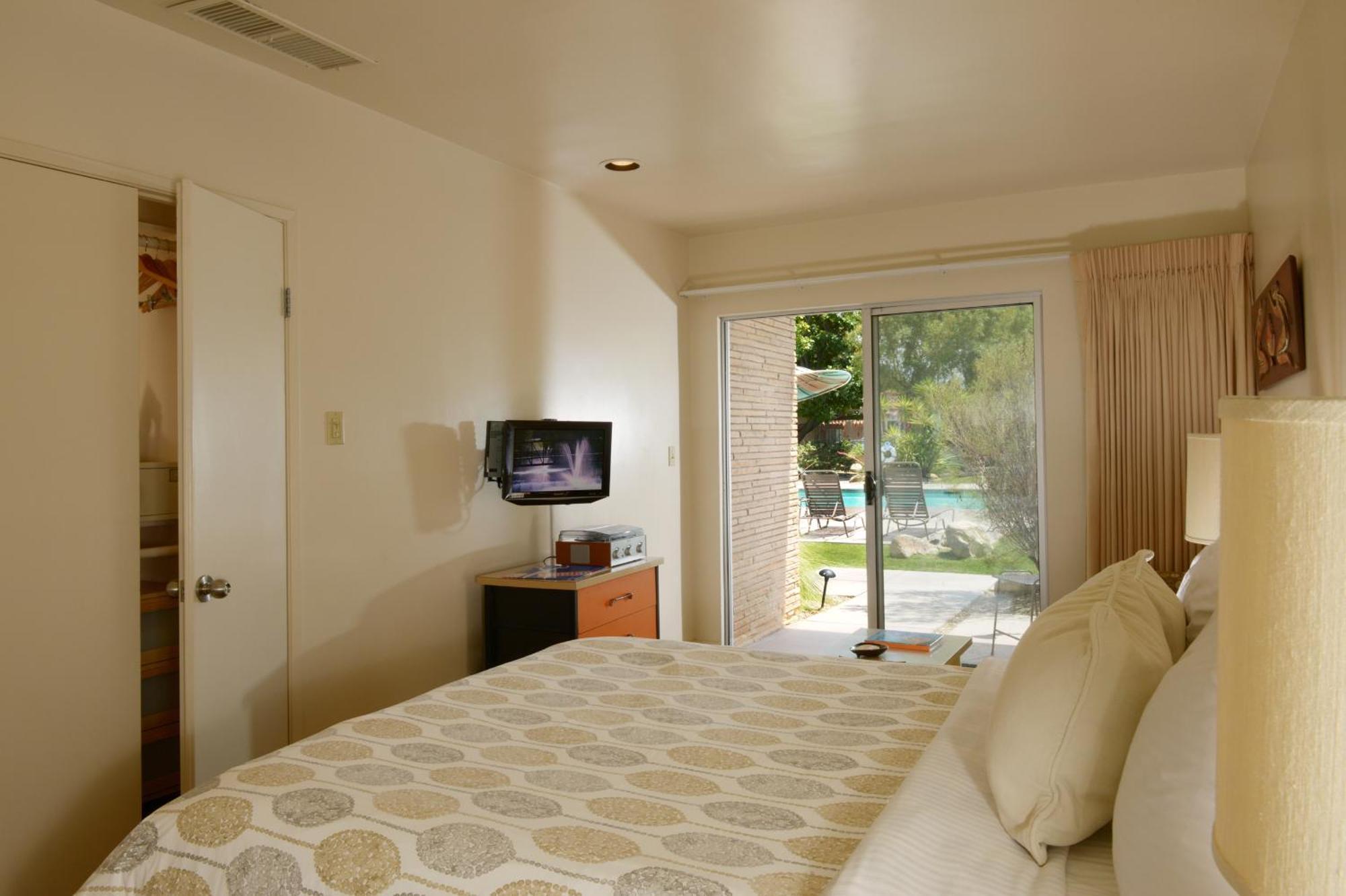 Queen Room with Pool View