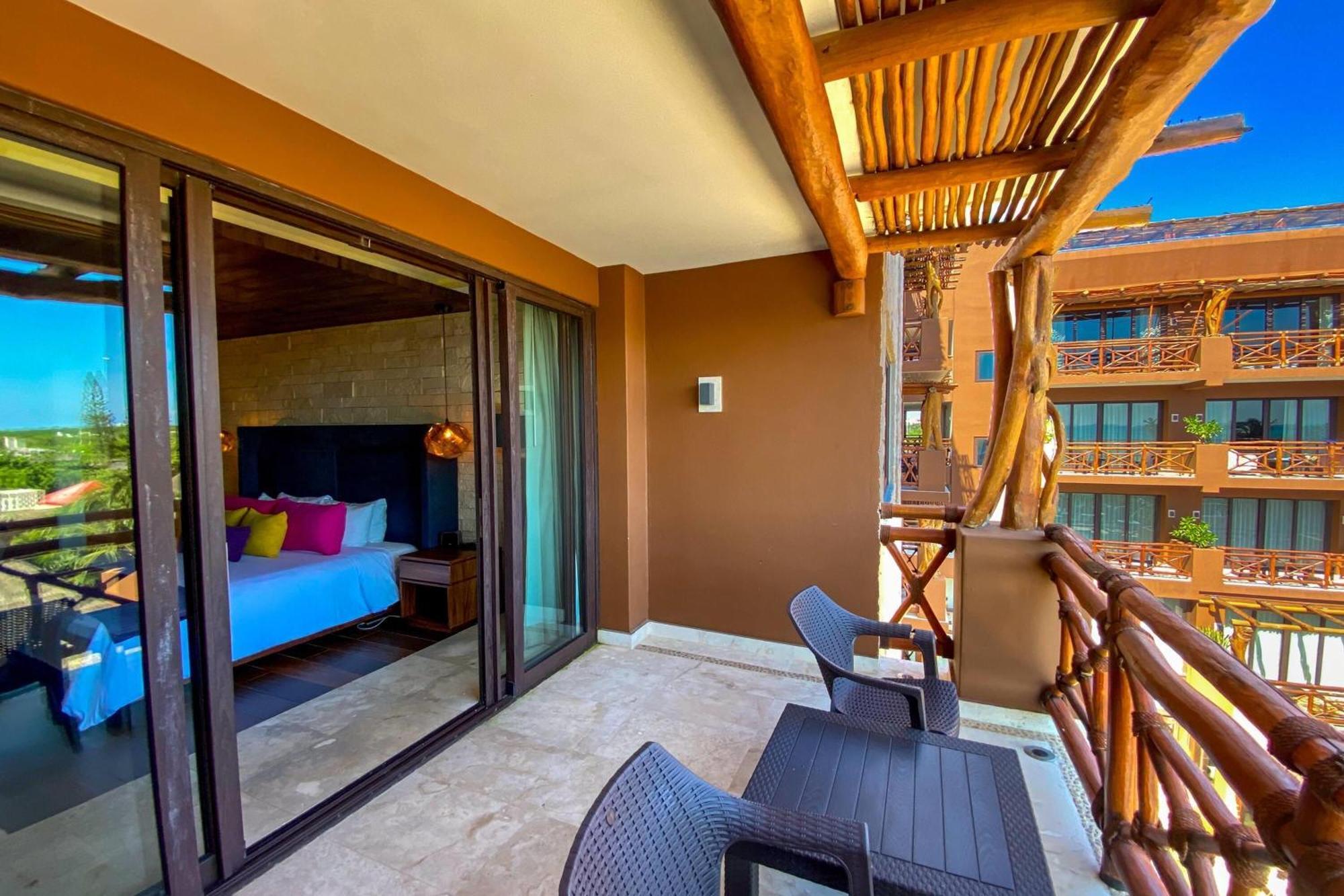Junior King Suite with Balcony - Non-Smoking