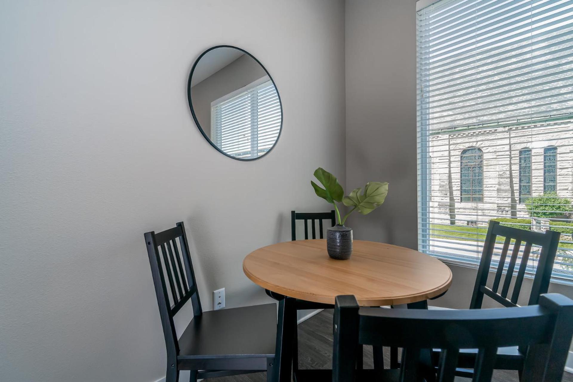 One-Bedroom Apartment (Self Check-in with Virtual Front Desk)