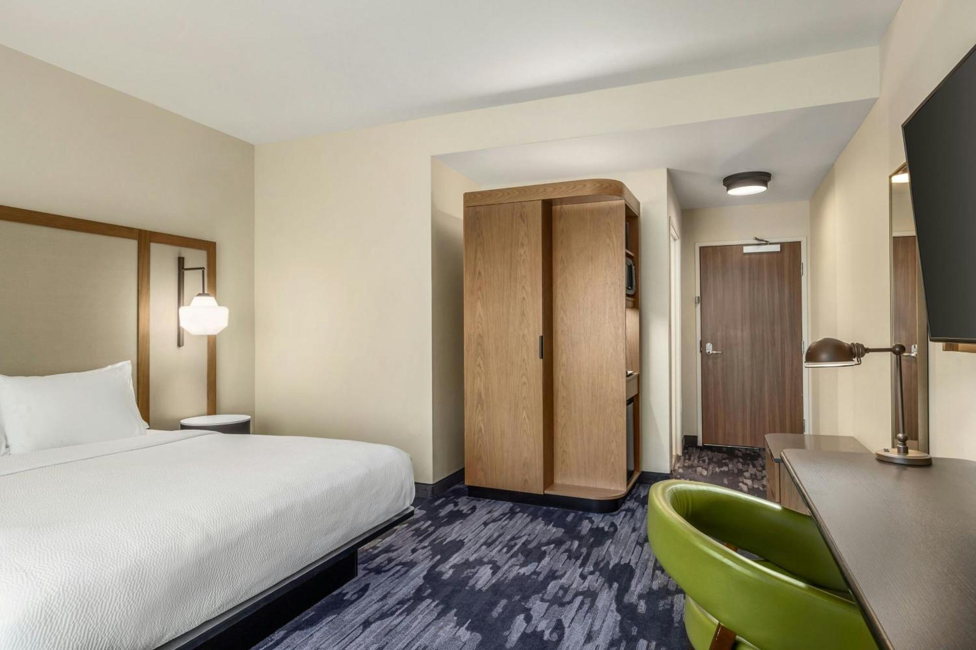 King Room with Roll-in Shower - Mobility Accessible