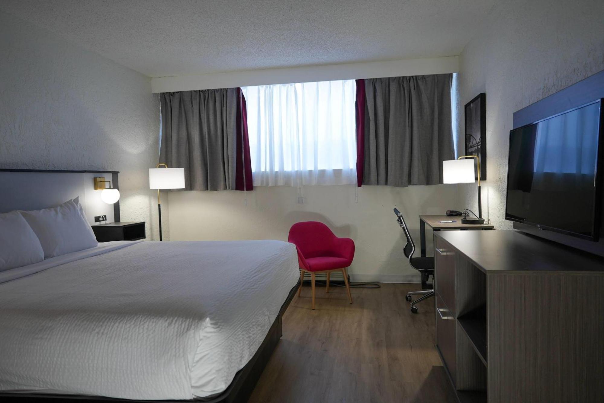 King Room with Mobility Access and Bathtub with Grab Bars, Non-Smoking