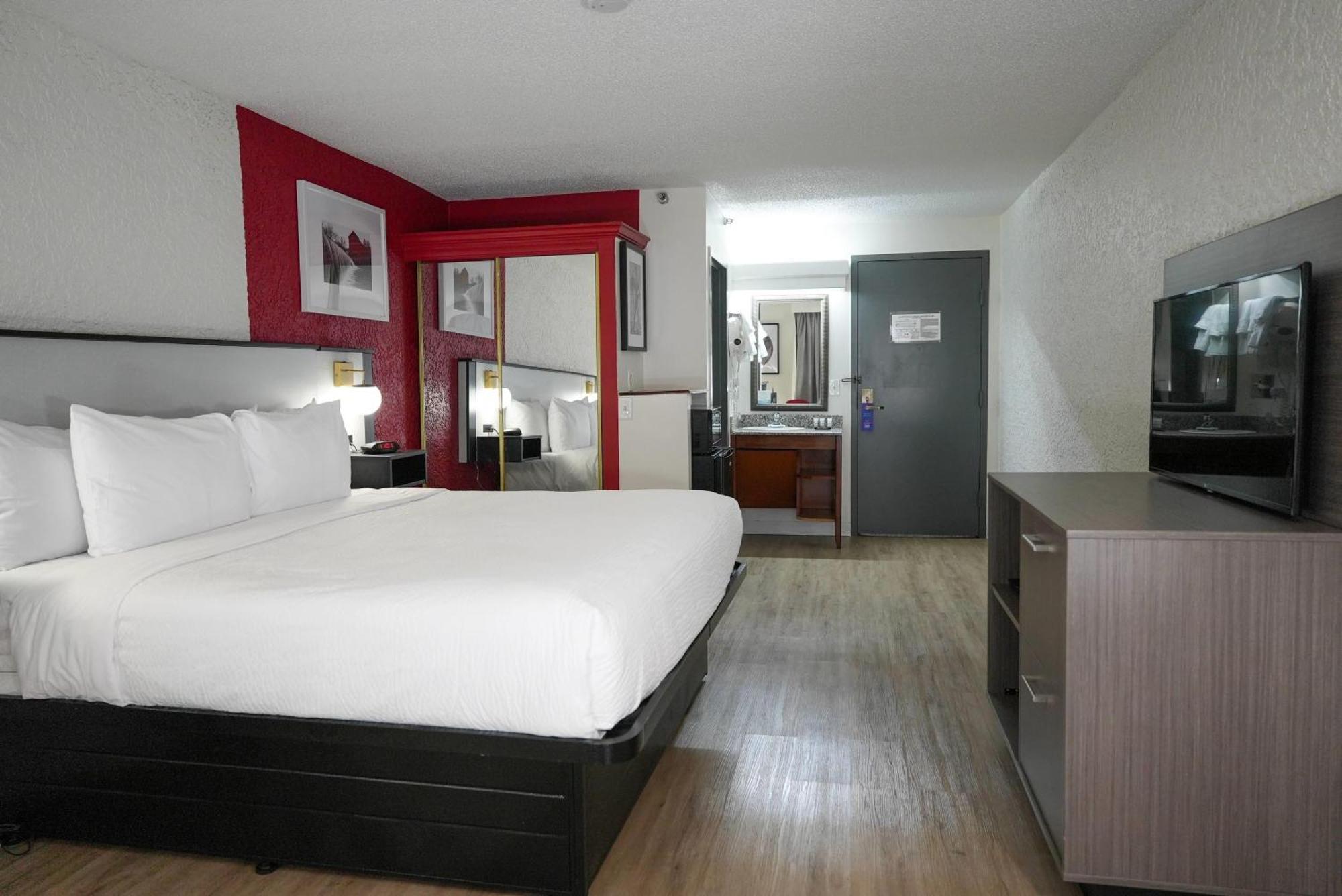 Deluxe King Room - Non-Smoking