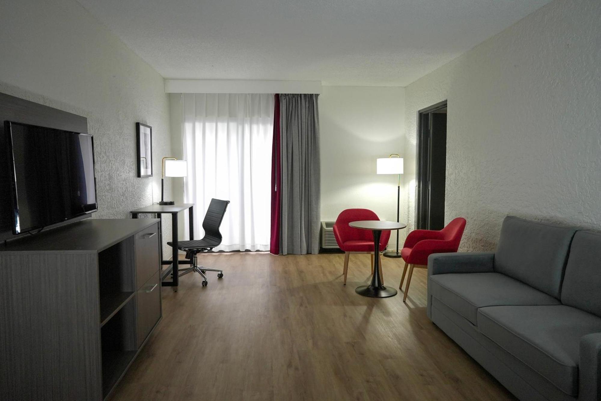 One-Bedroom Deluxe King Suite - Non-Smoking