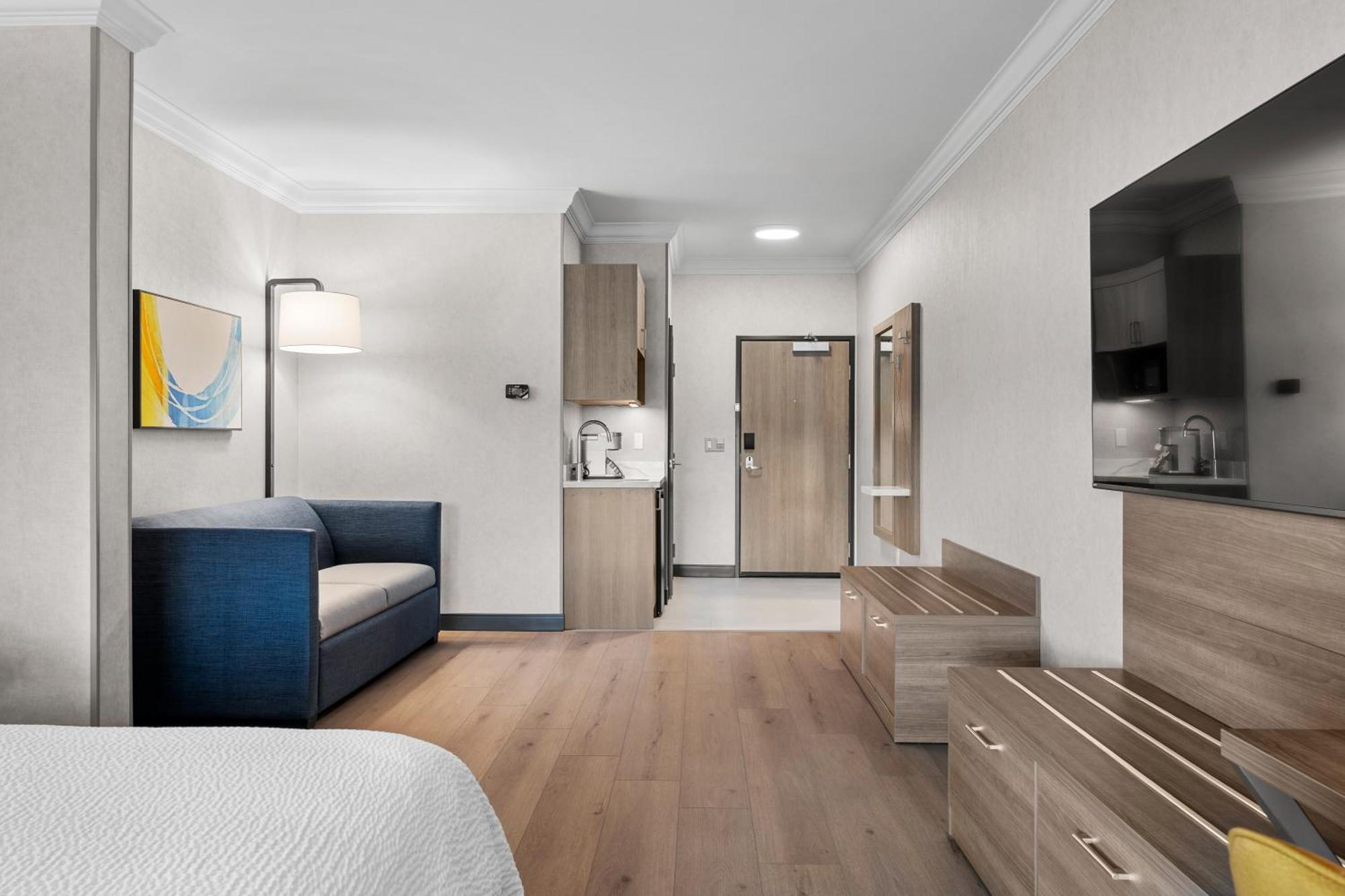 King Suite with Roll-In Shower - Disability Access