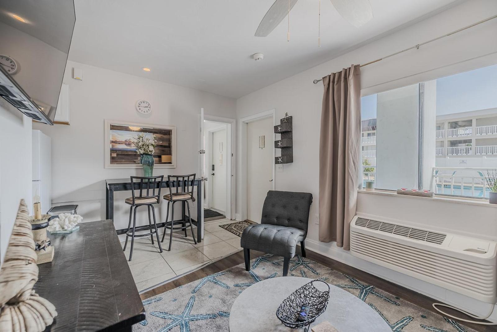 King Suite with Pool View