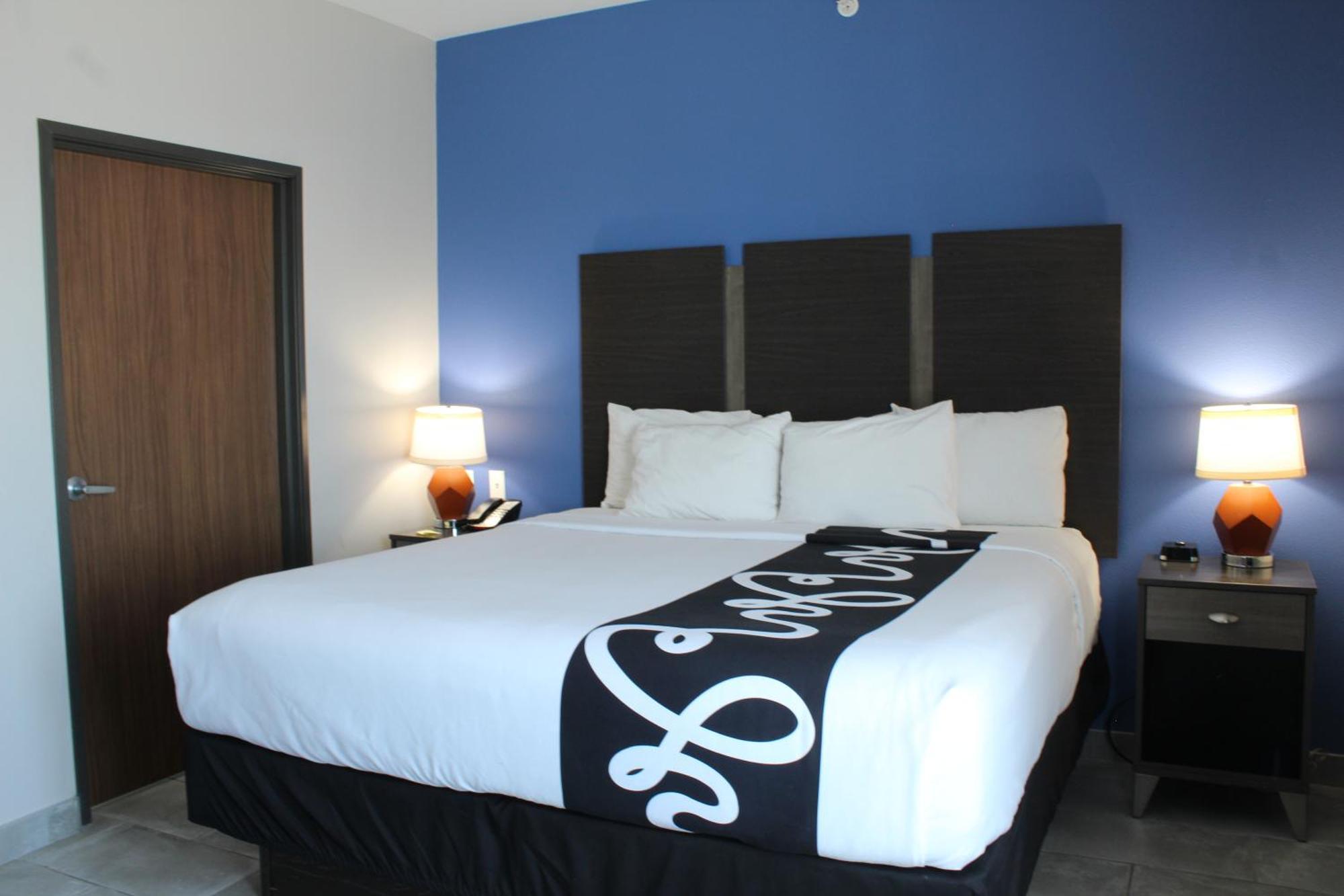 One-Bedroom King Suite - Mobilty Accessible/Non-Smoking