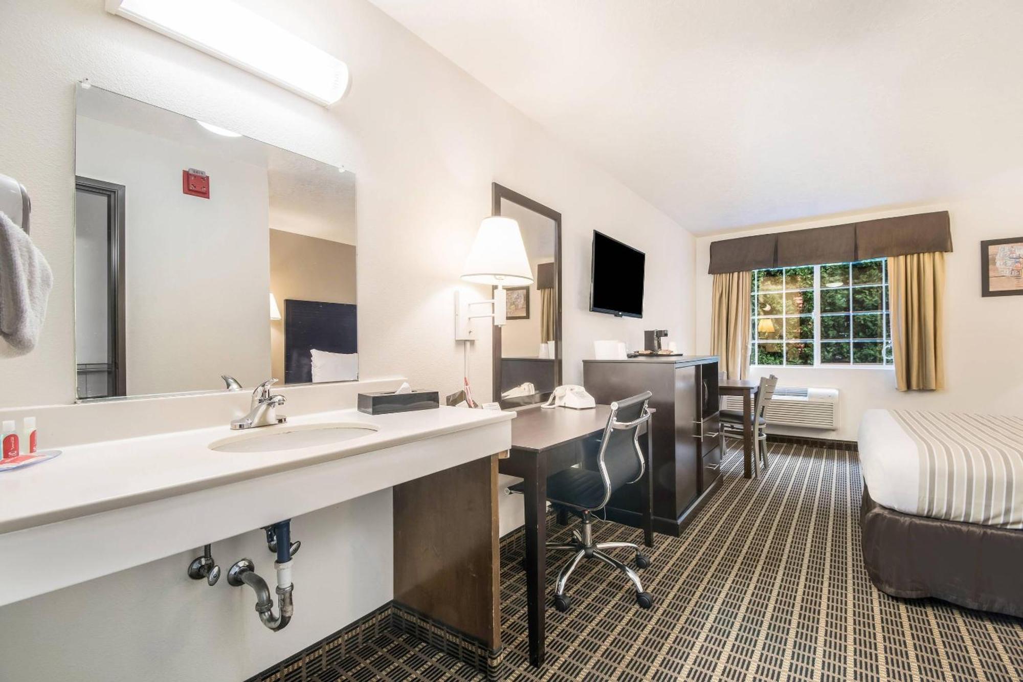 Queen Room - Accessible/Non-Smoking
