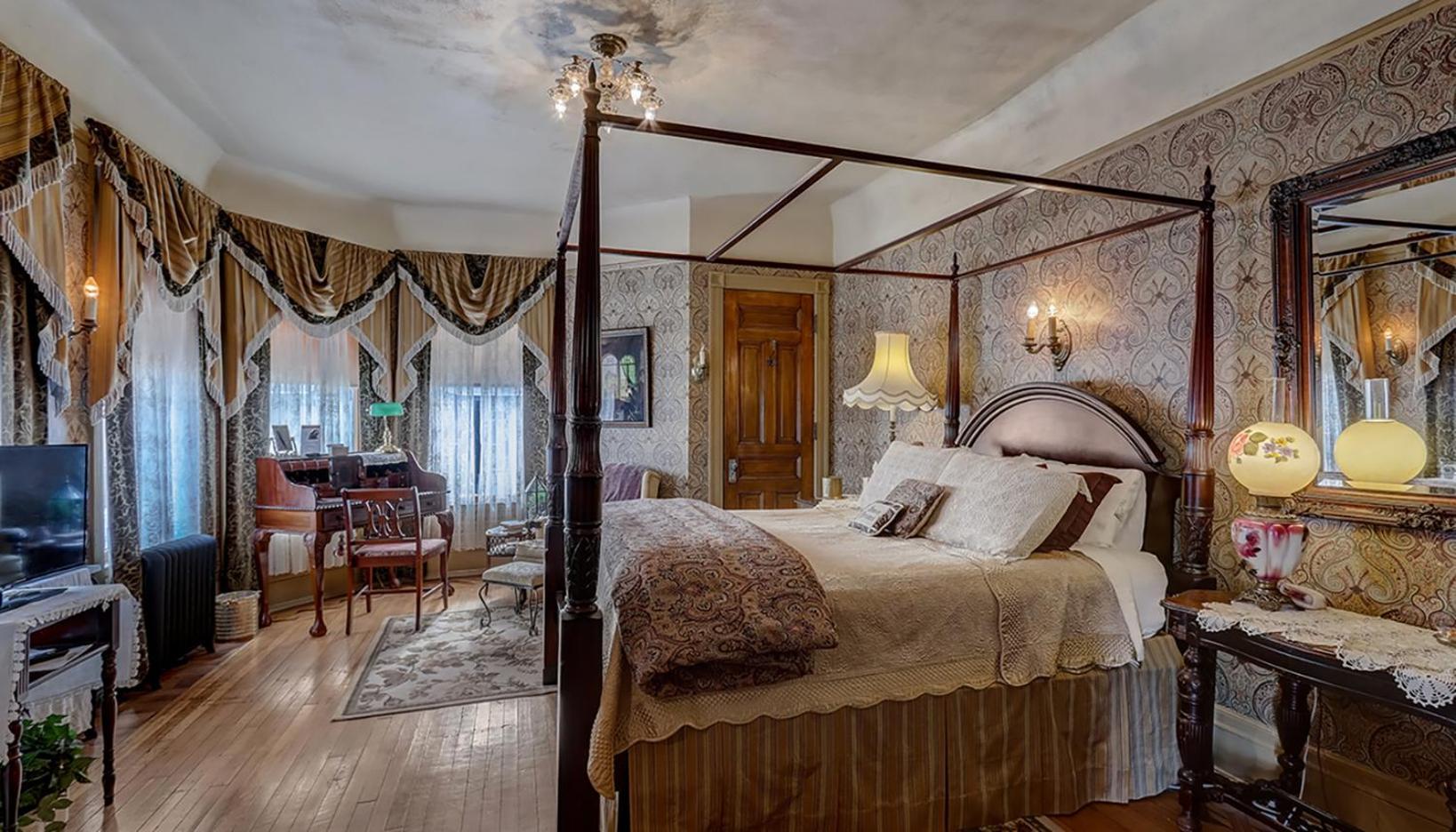 Queen Bed 2 Room Private Bathroom