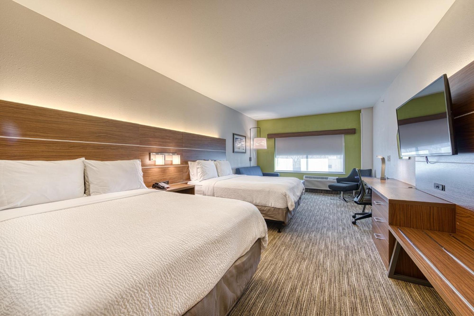 Queen Suite with Two Queen Beds Hearing Accessible Bathtub - Non-Smoking
