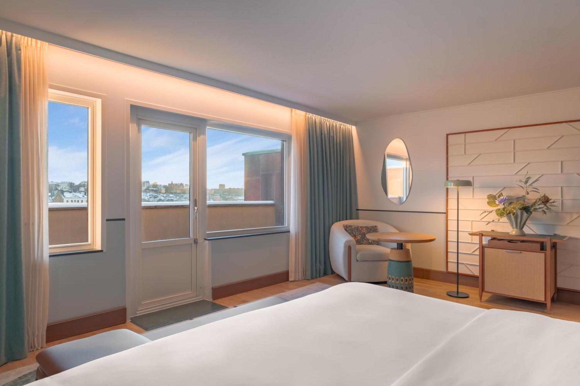Superior King Room with Balcony and Lake View