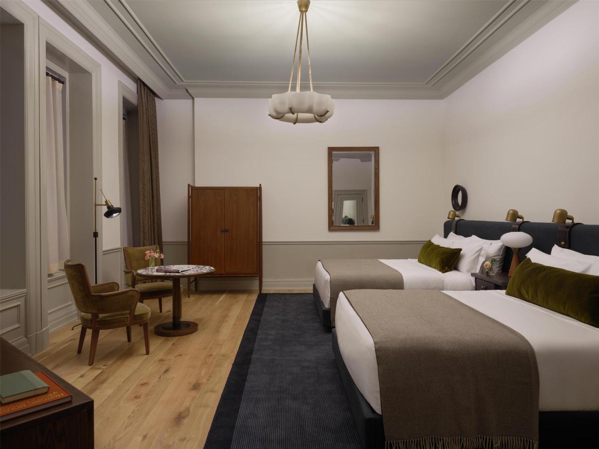 Queen Room with Accessible Tub