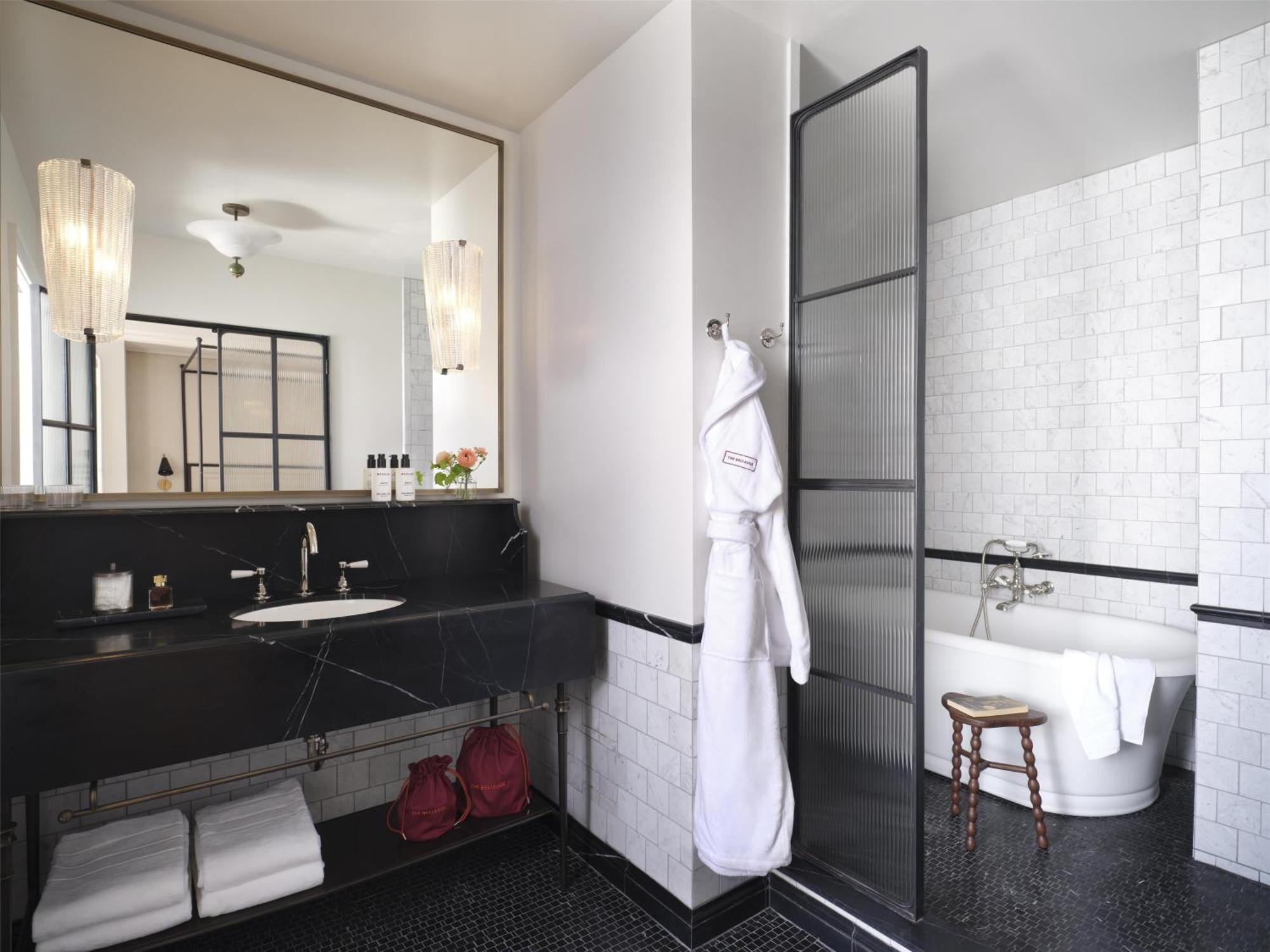 One-Bedroom Corner Suite with Accessible Tub