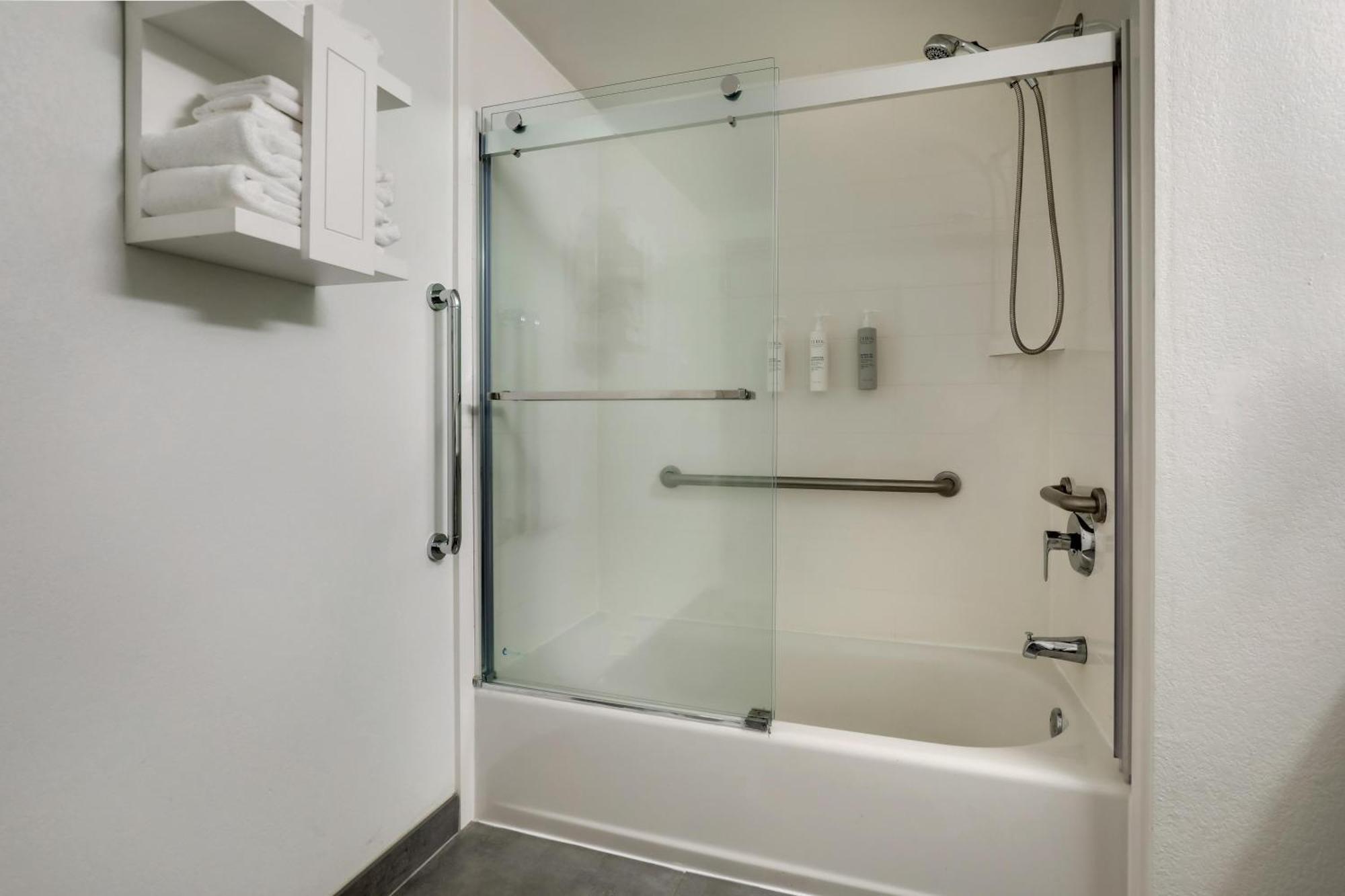 Queen Room with Two Queen Beds - Mobility Access/Non-Smoking