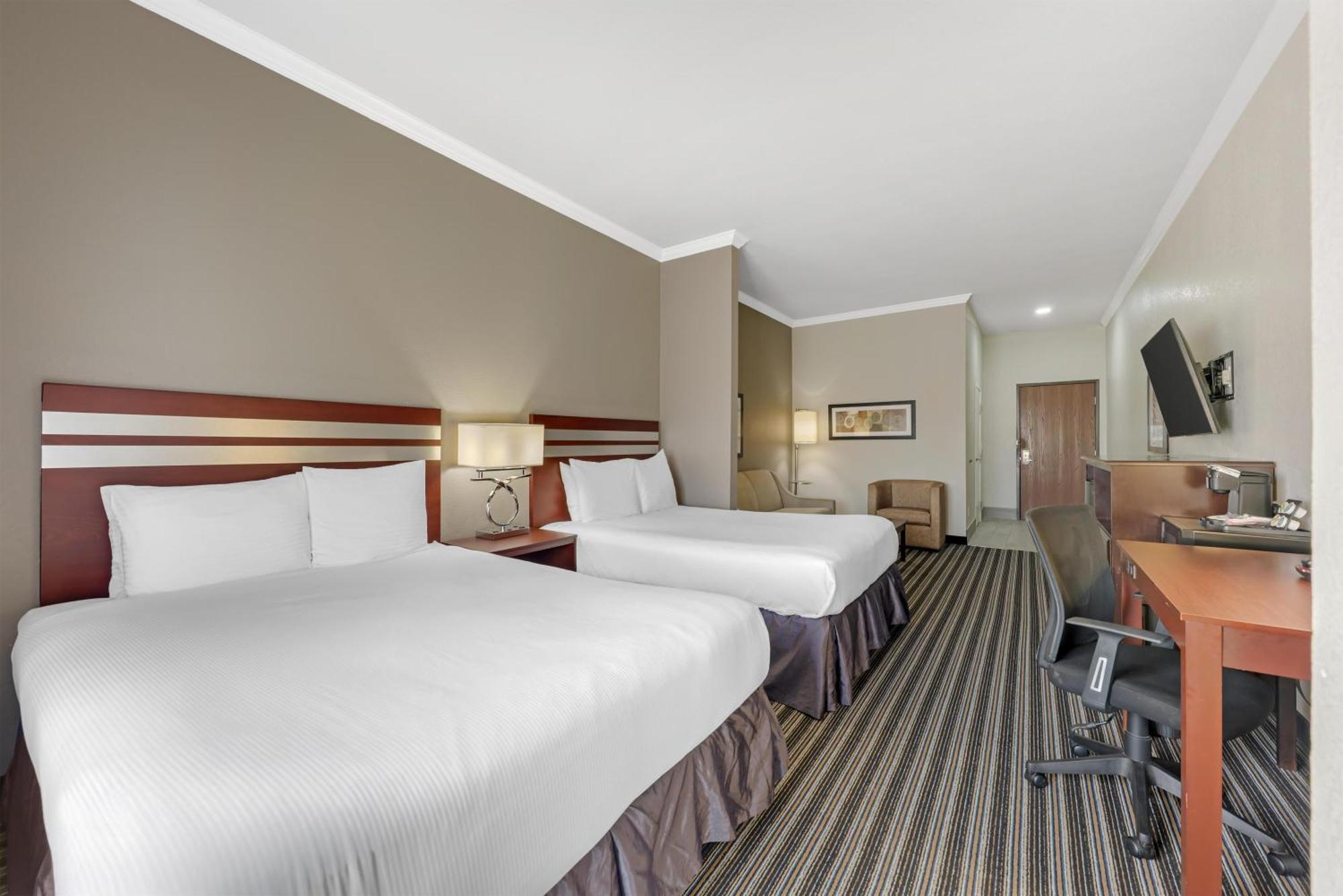Queen Suite with Sofa Bed and Roll-in Shower - Mobility Accessible