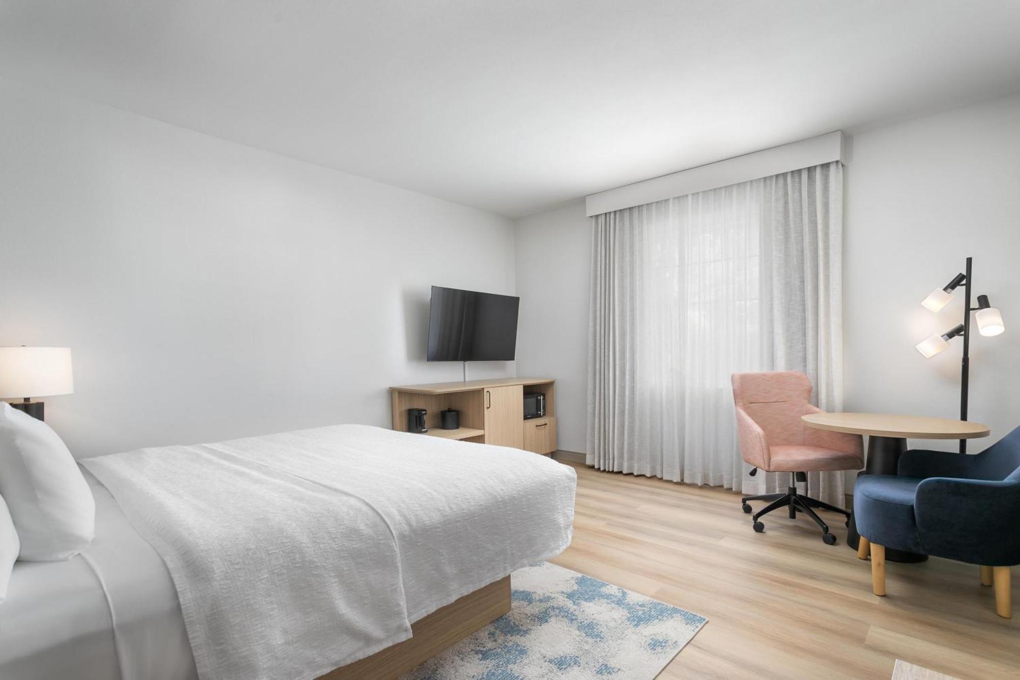 King Room with King Bed - Non-Smoking