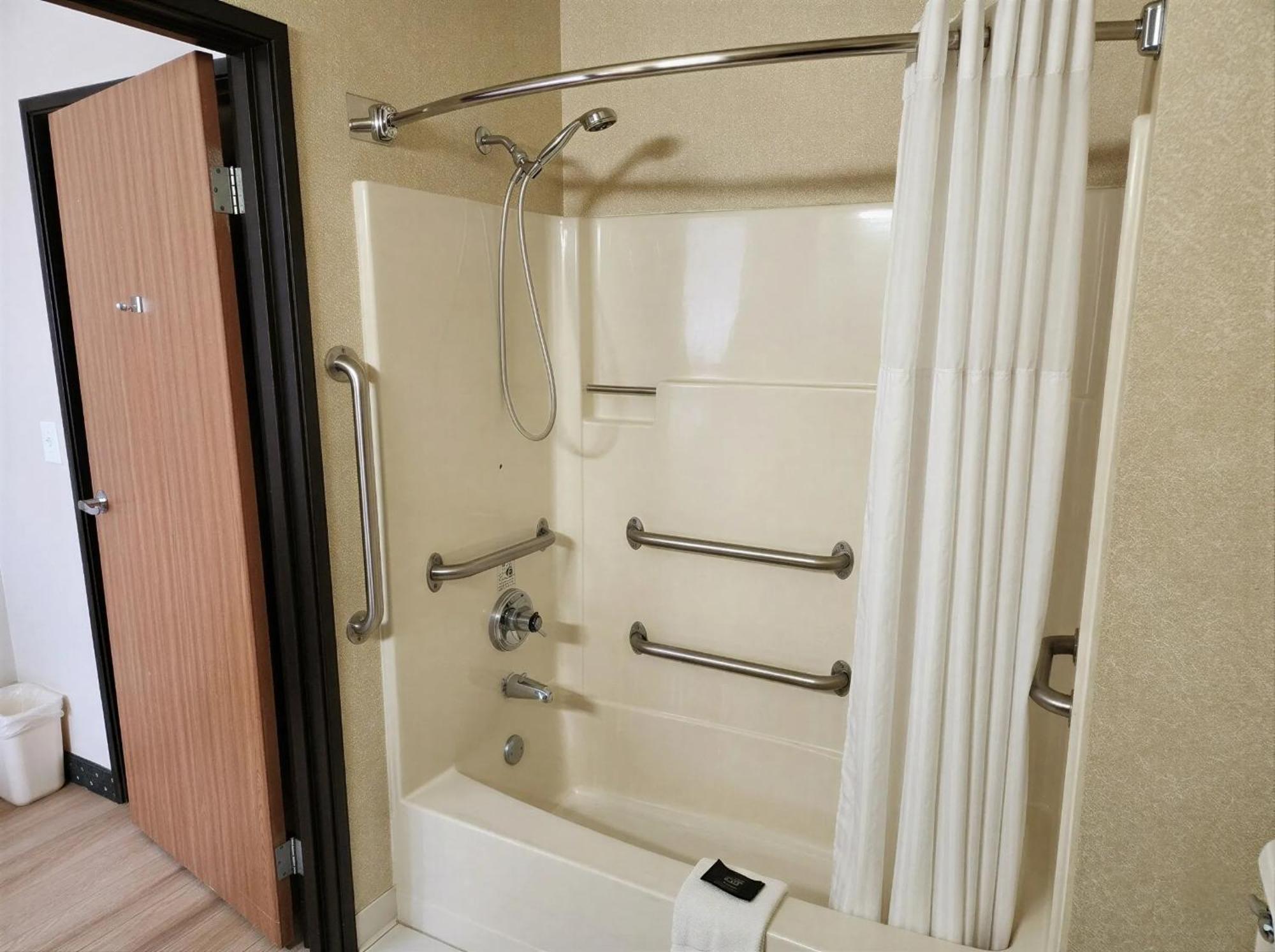 Queen Room - Mobility Access/Non-Smoking