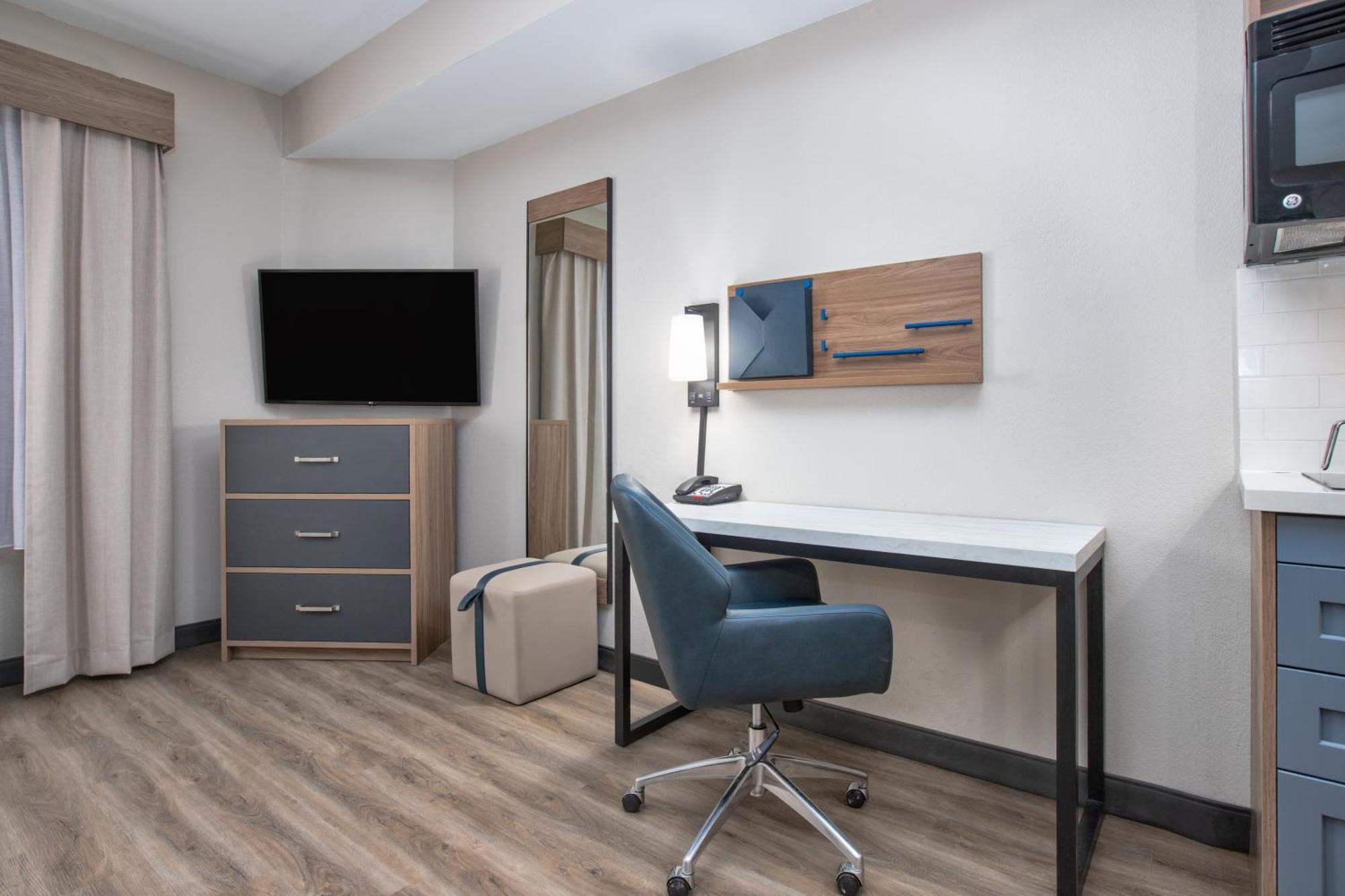 Studio Suite with One Double Bed and Roll-in Shower - Mobility Access