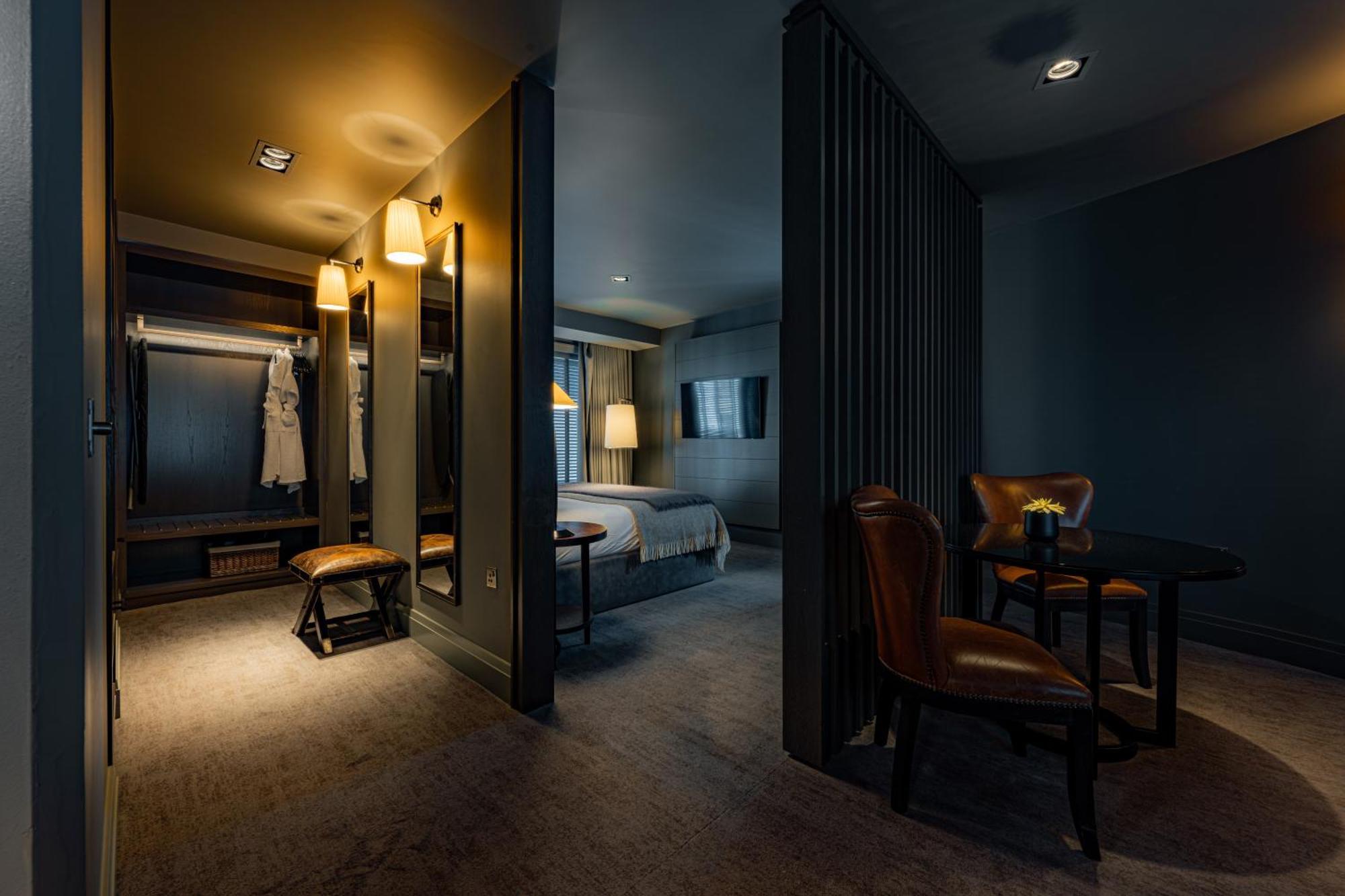 Signature Suite,1756595402:JPEG