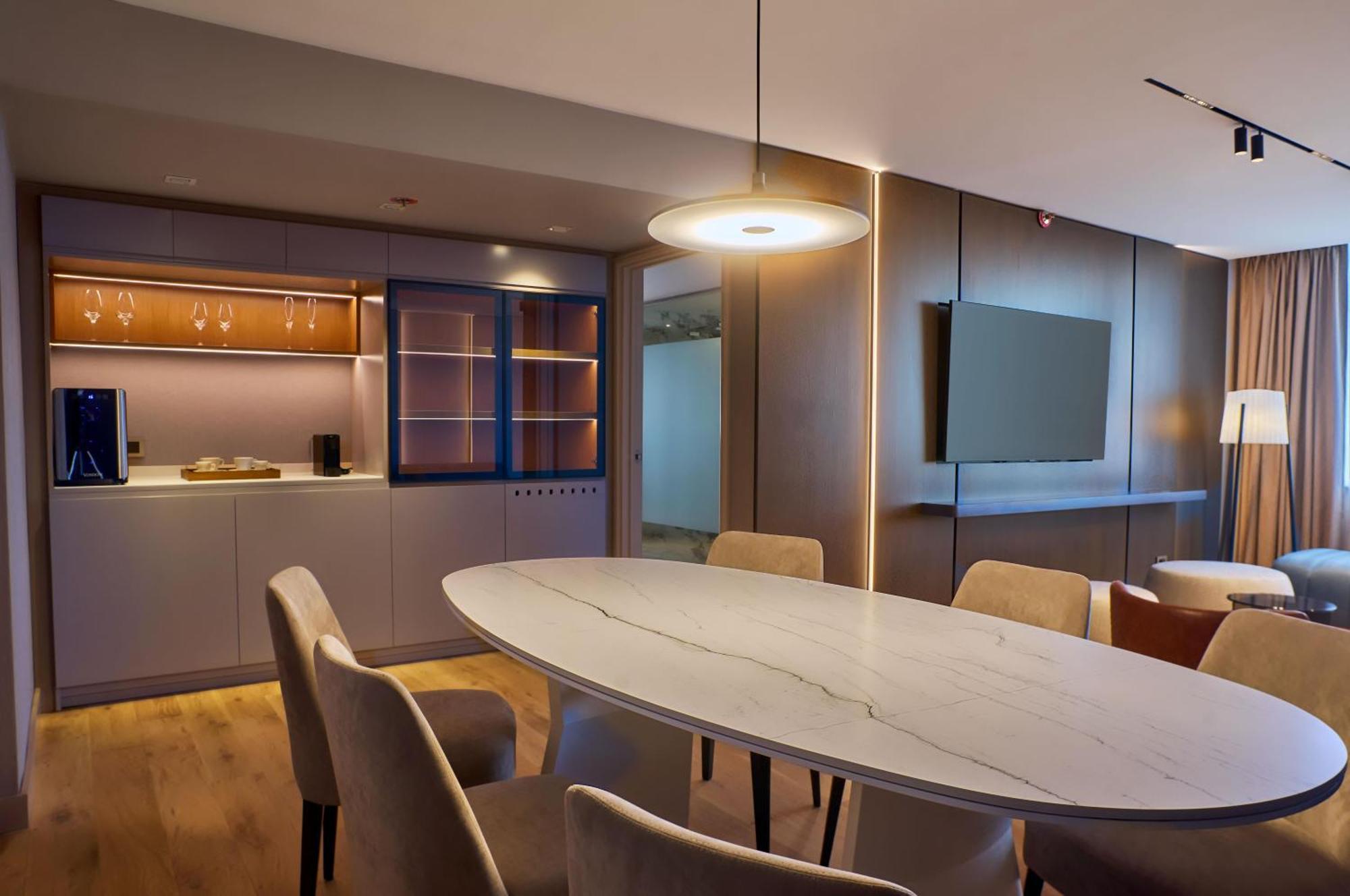 One-Bedroom King Suite with City View - Executive Floor,1758302282:JPEG