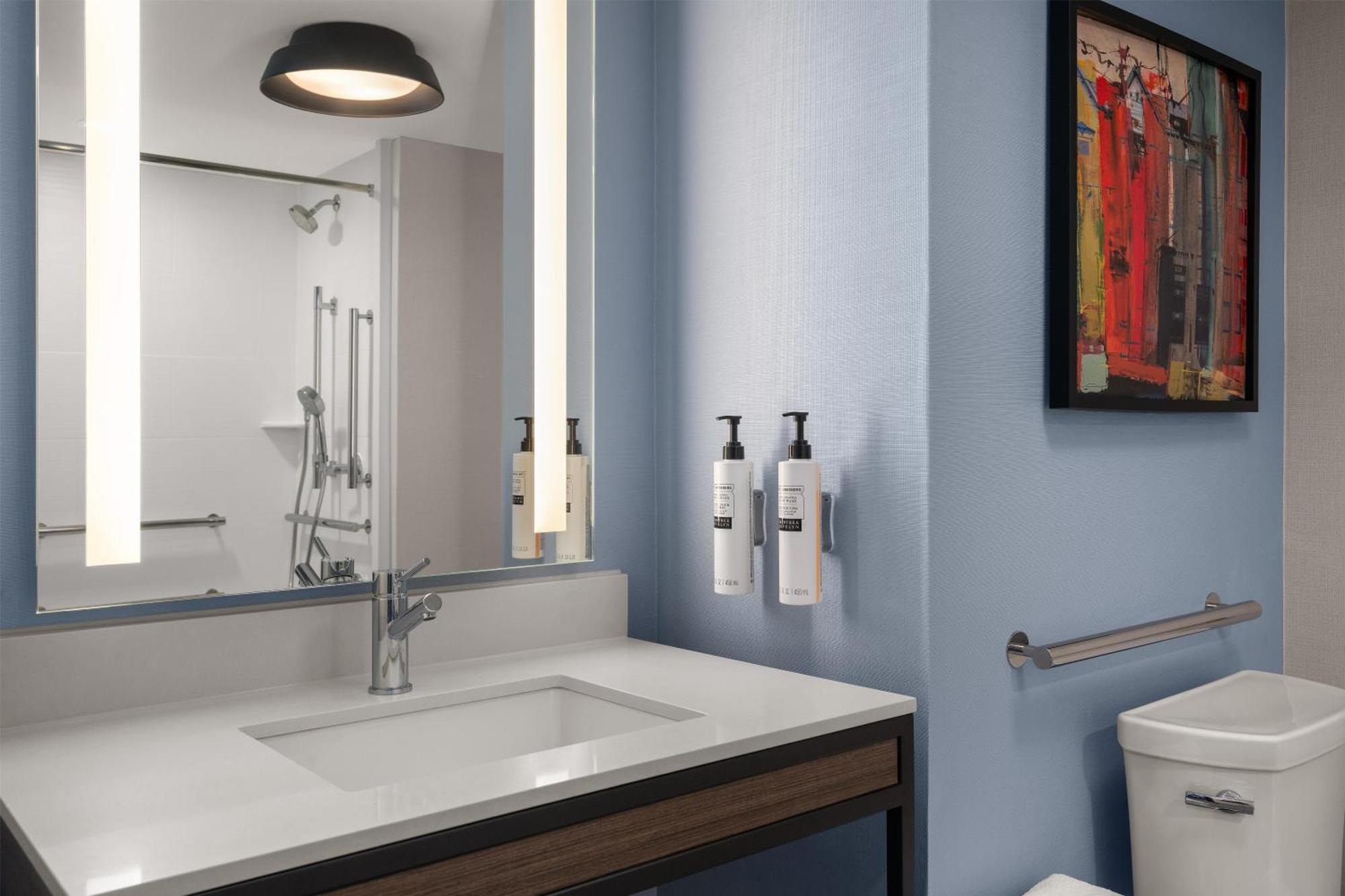King Room with Accessible Tub - Mobility Access