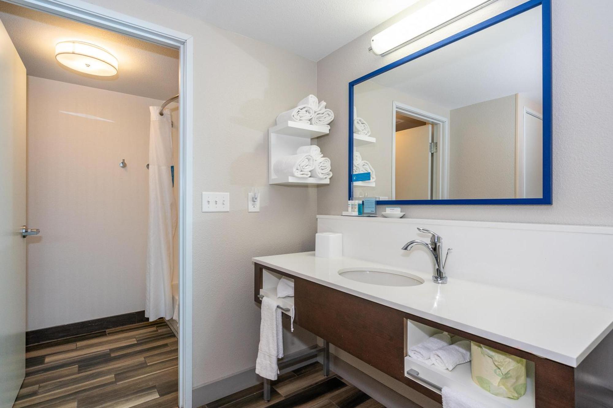 One-Bedroom King Suite with Fireplace,1758308171:JPEG