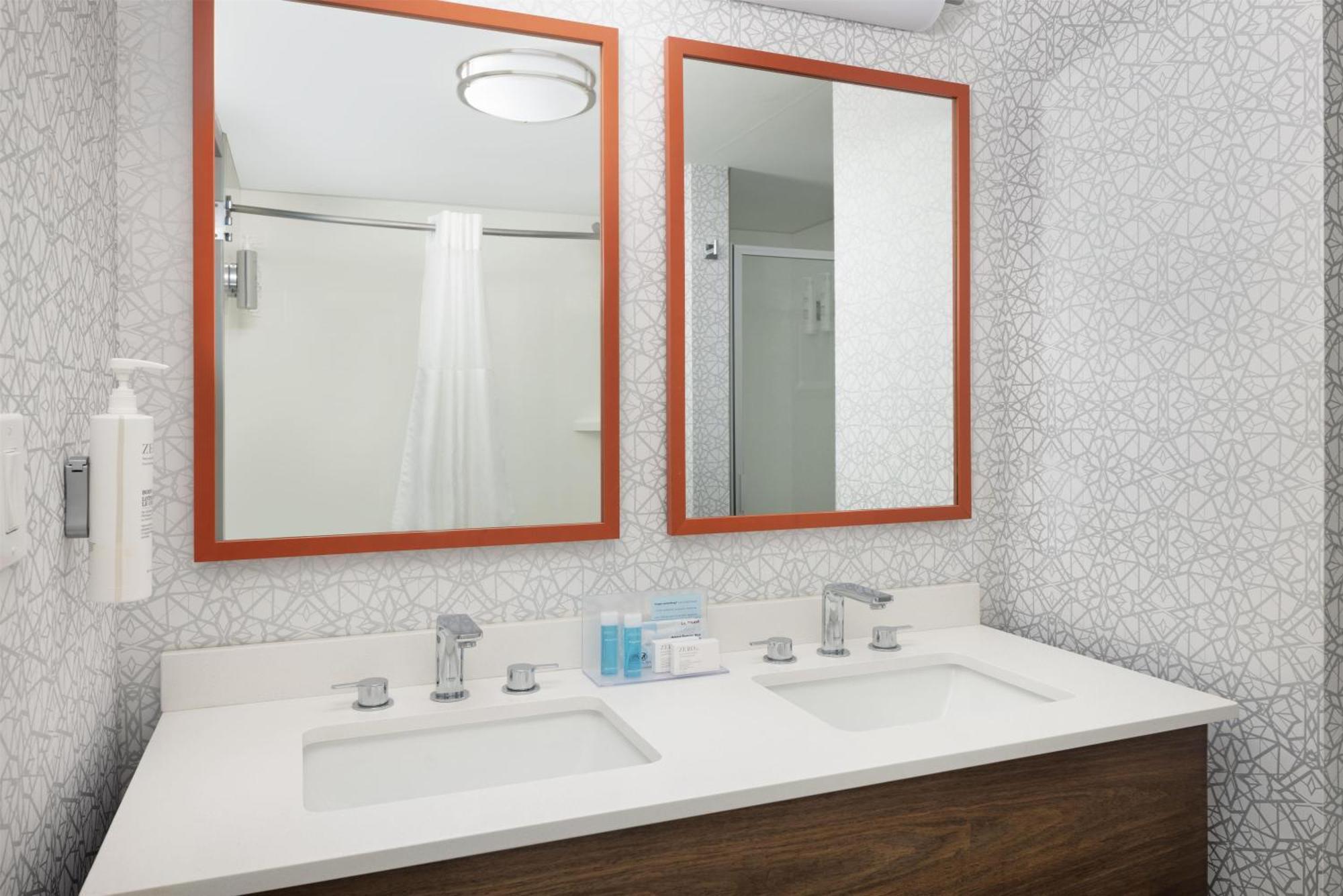 1 Kng/1 Qn/Bunkbeds 2 BR/1 Bath Oceanfront Ste