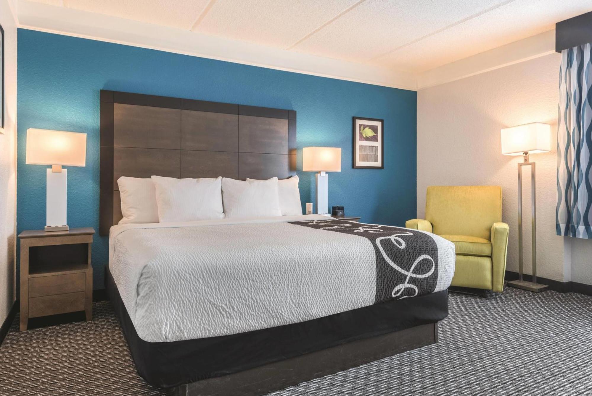 King Room with Roll-In Shower - Mobility and Hearing Access/Non-Smoking,1758351230:JPEG