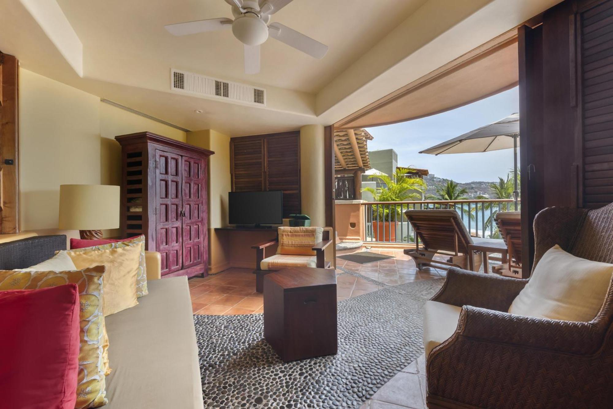 One-Bedroom King Suite with Ocean View and Plunge Pool