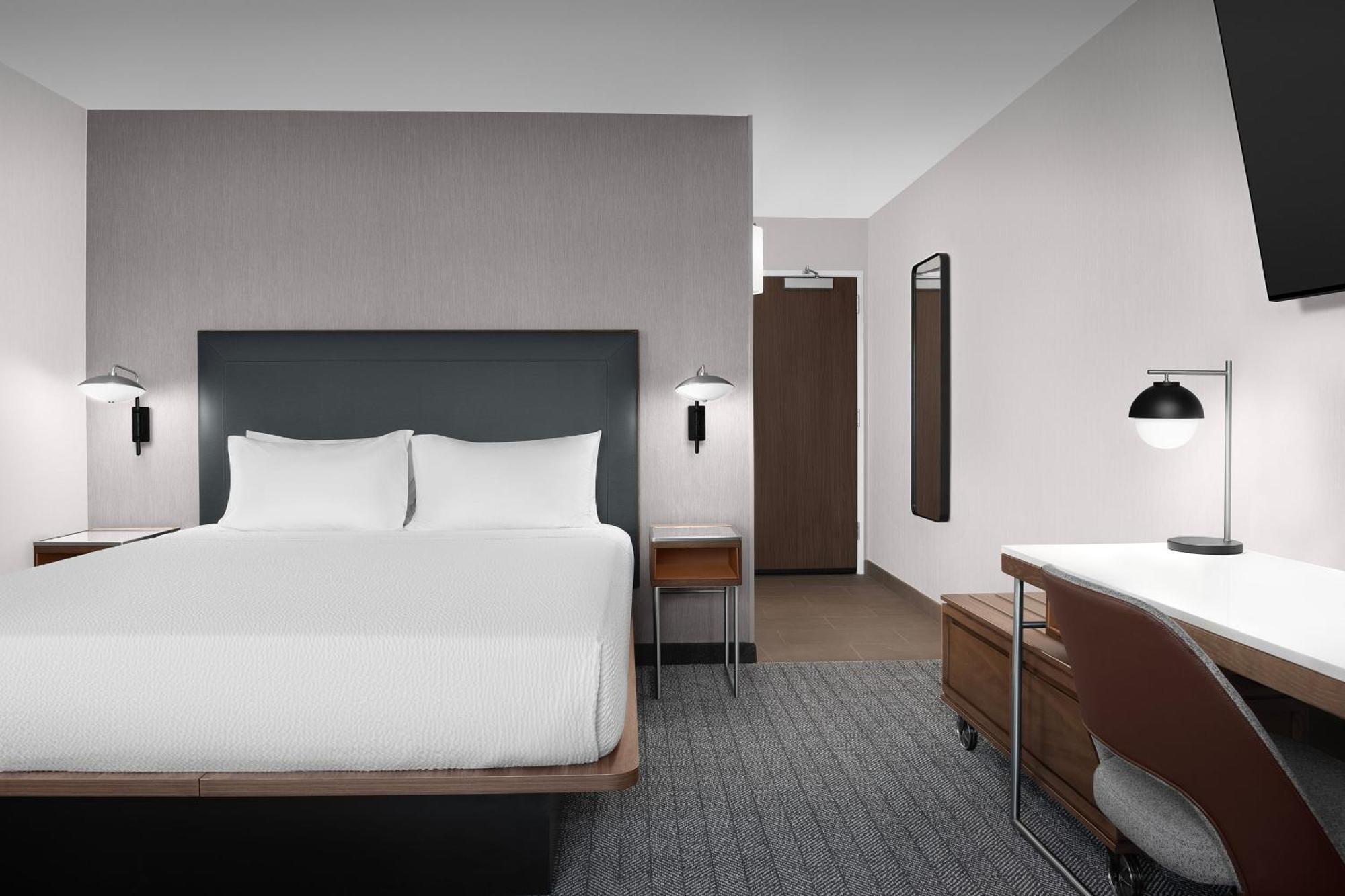 King Room with Adapted Tub - Mobility and Hearing Accessible