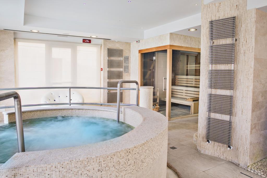 Family Room with Spa access