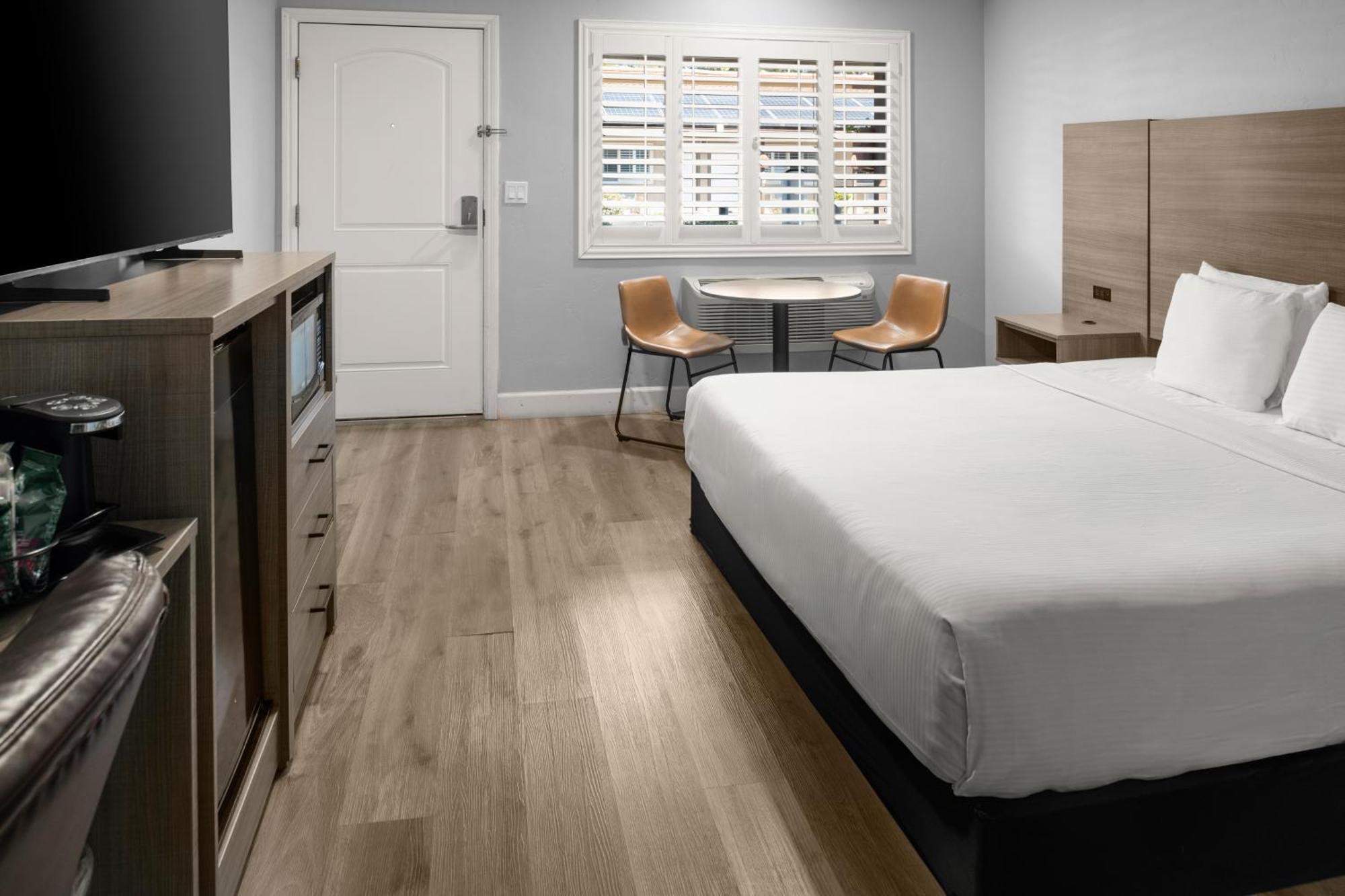 King Room with Hot Tub