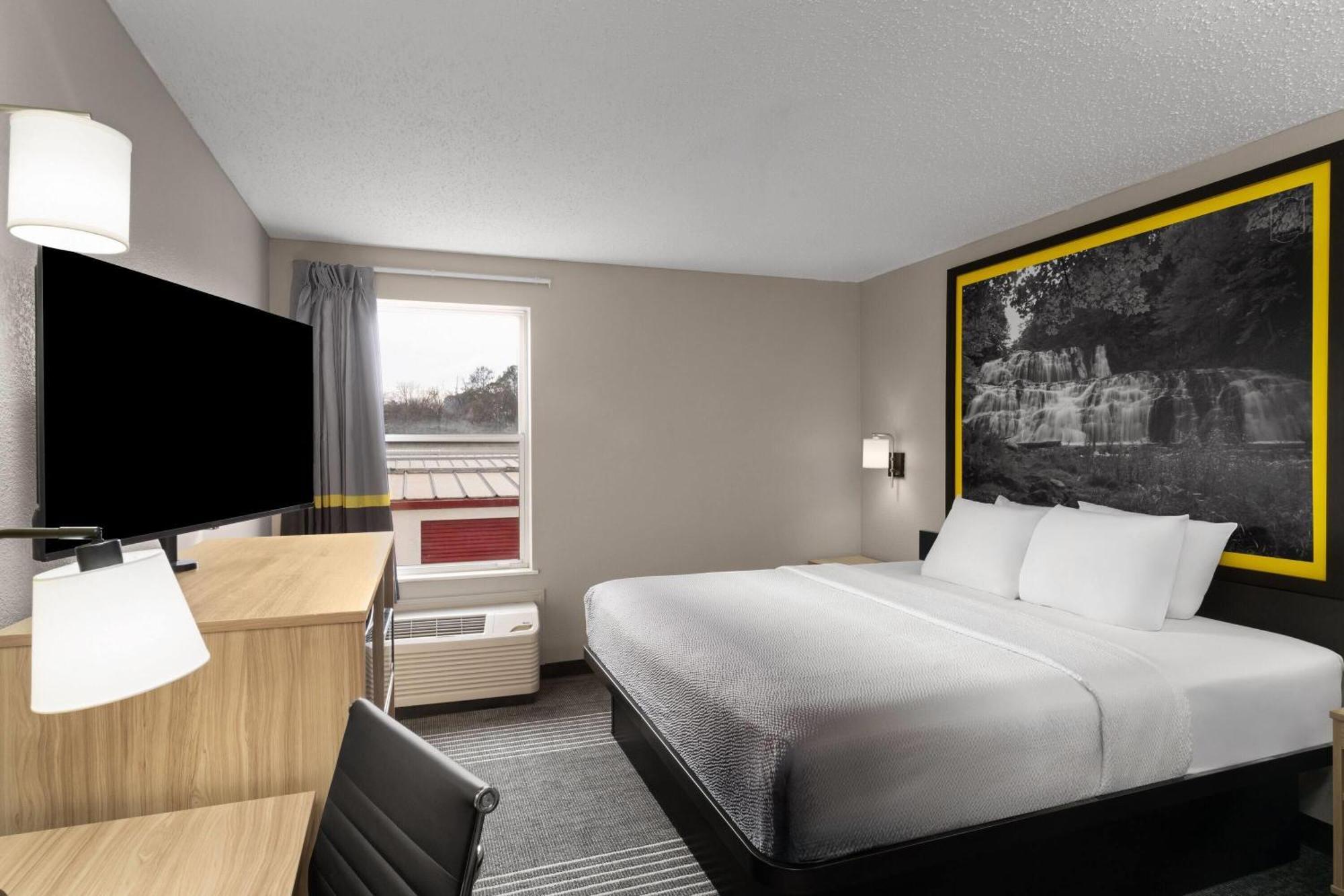 King Room with Roll-in Shower - Mobility Access/Non-Smoking