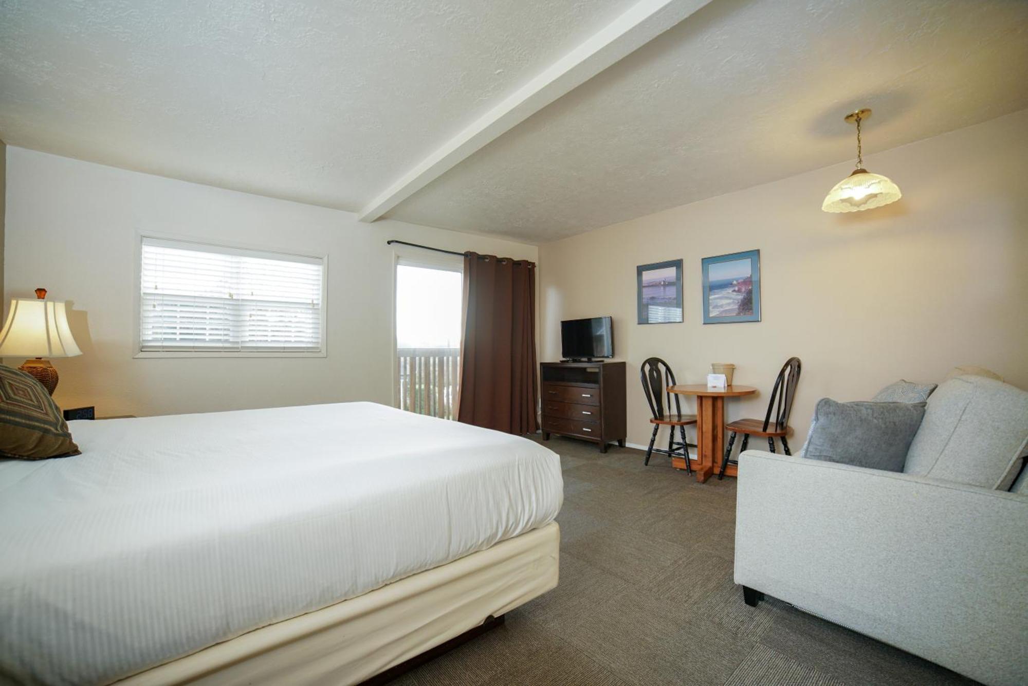 King Deluxe Room #19 (non-pet-friendly)