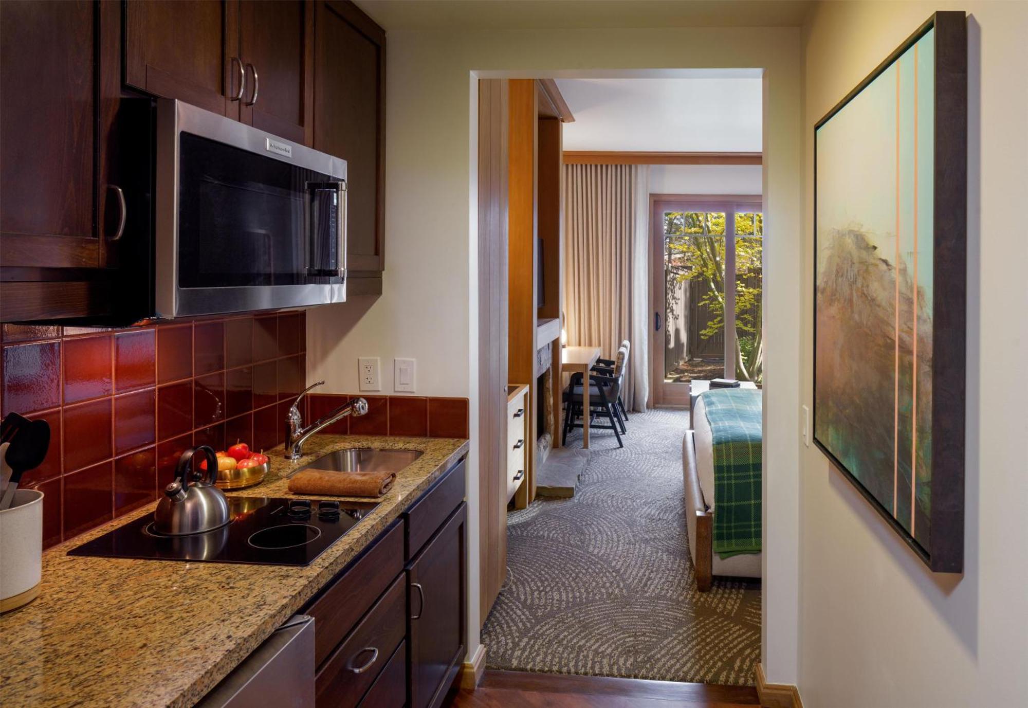Lodge Studio Suite, Fireplace, Resort View (Newly Renovated)