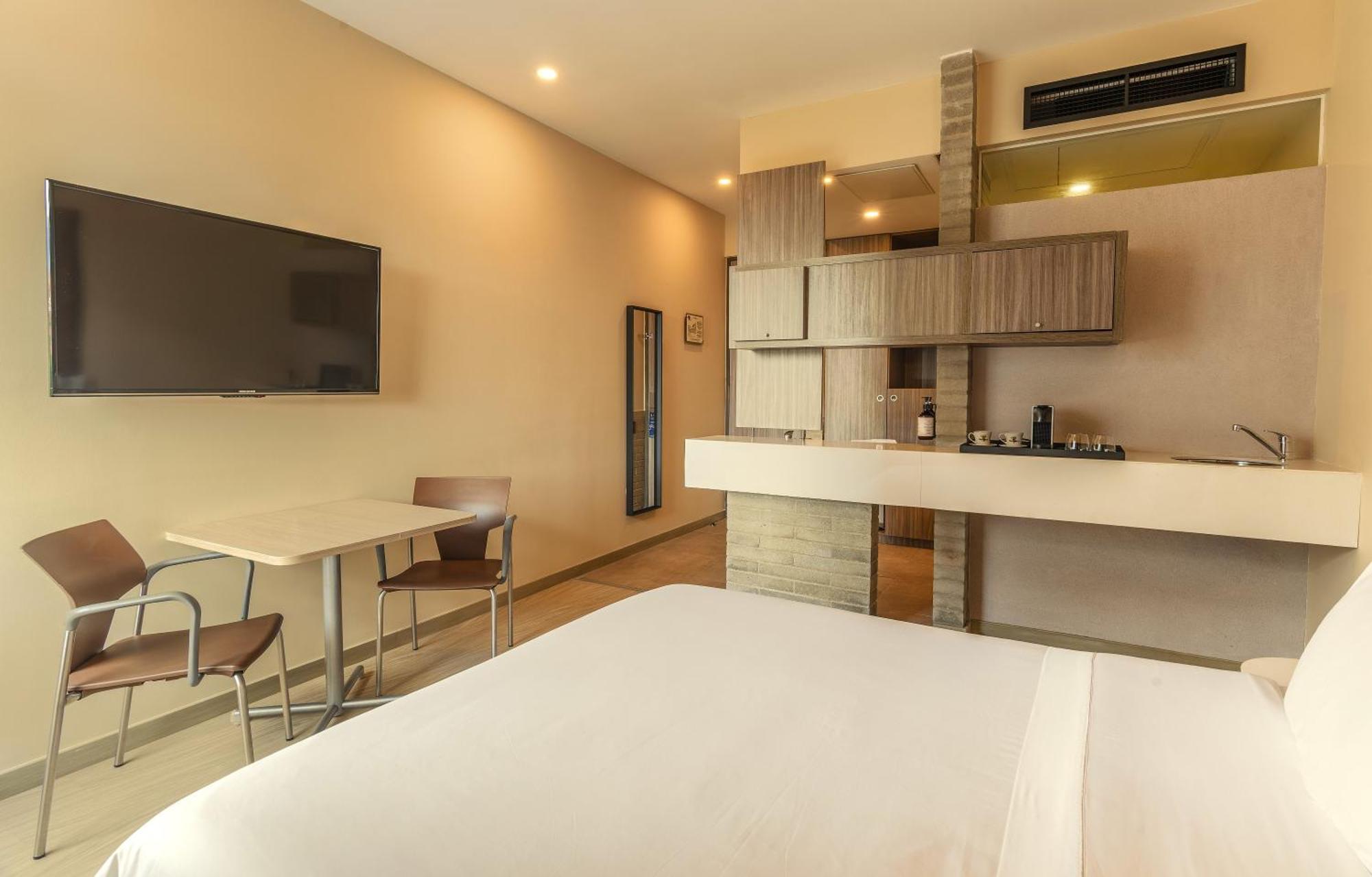 1 Queen Bed, Standard Room