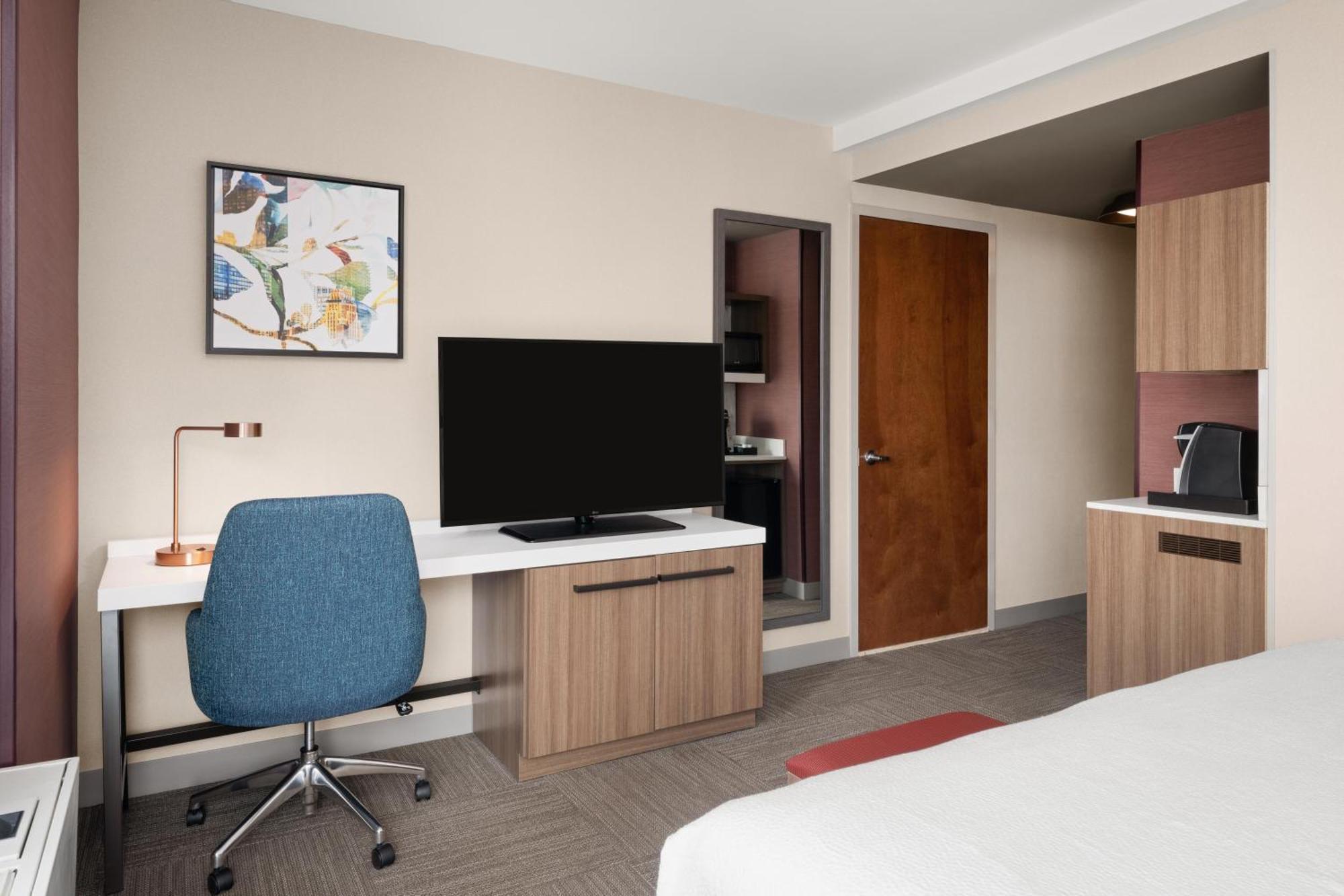 King Corner Room with City View