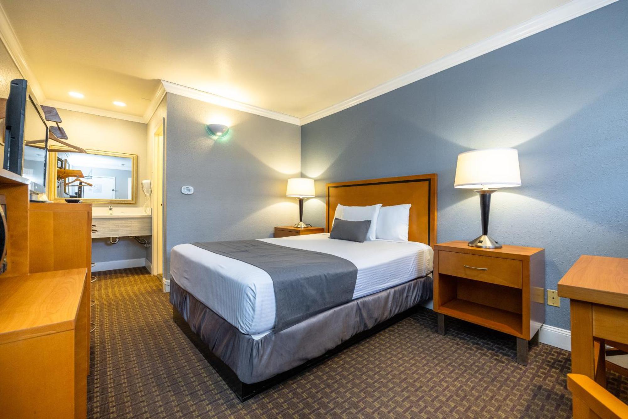 Deluxe Queen Room