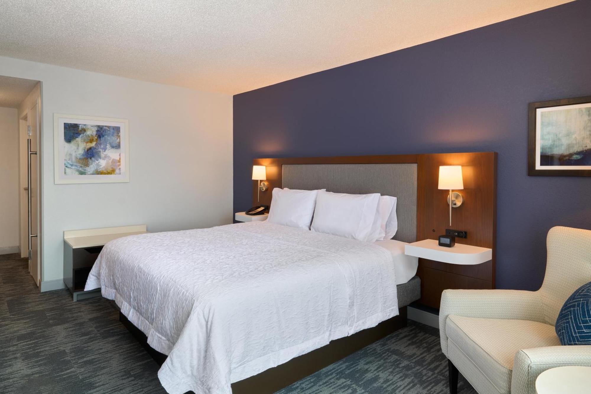 King Room with King Bed - Non-Smoking