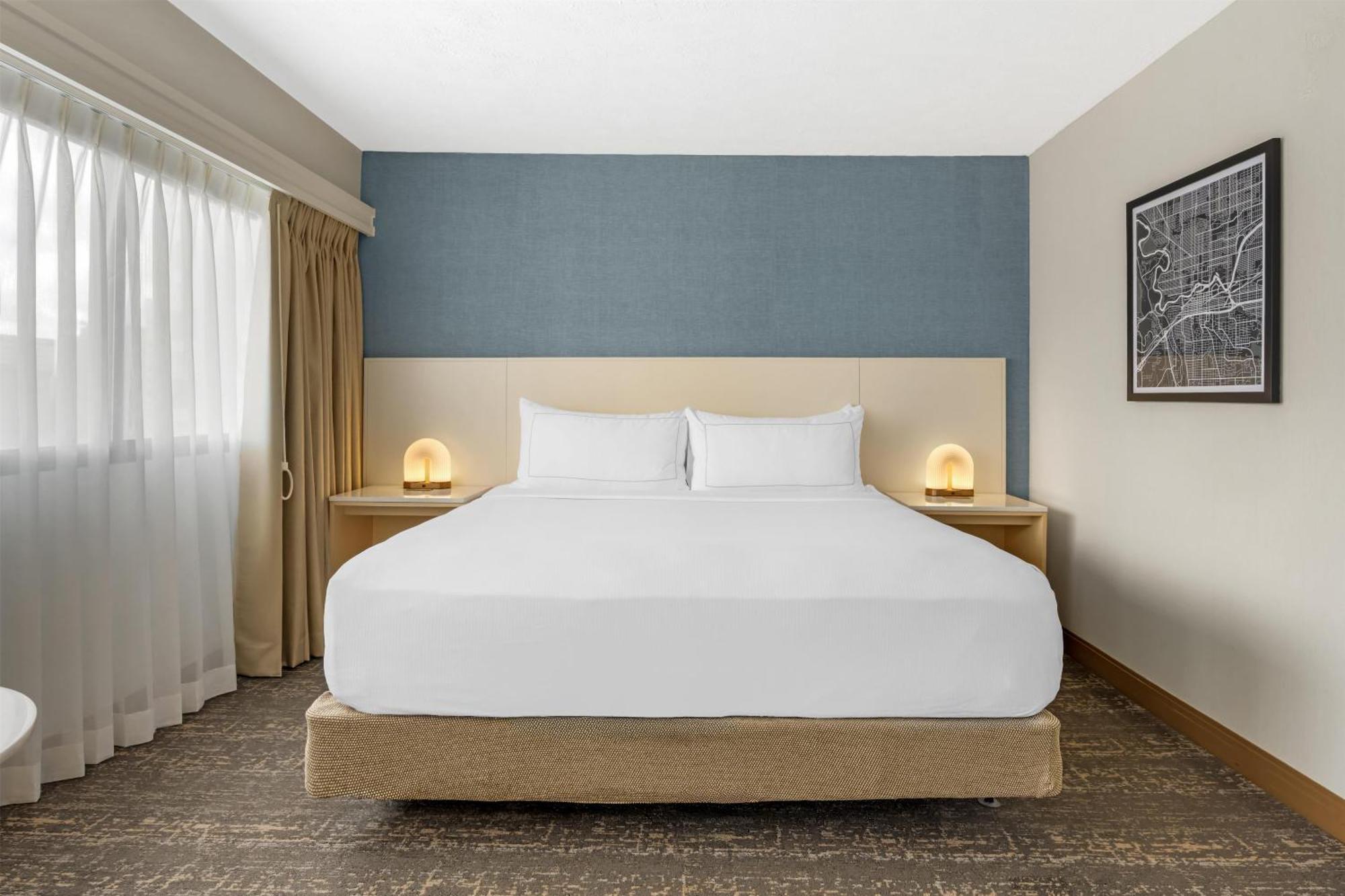 King Room with Bath Tub - Mobility Access