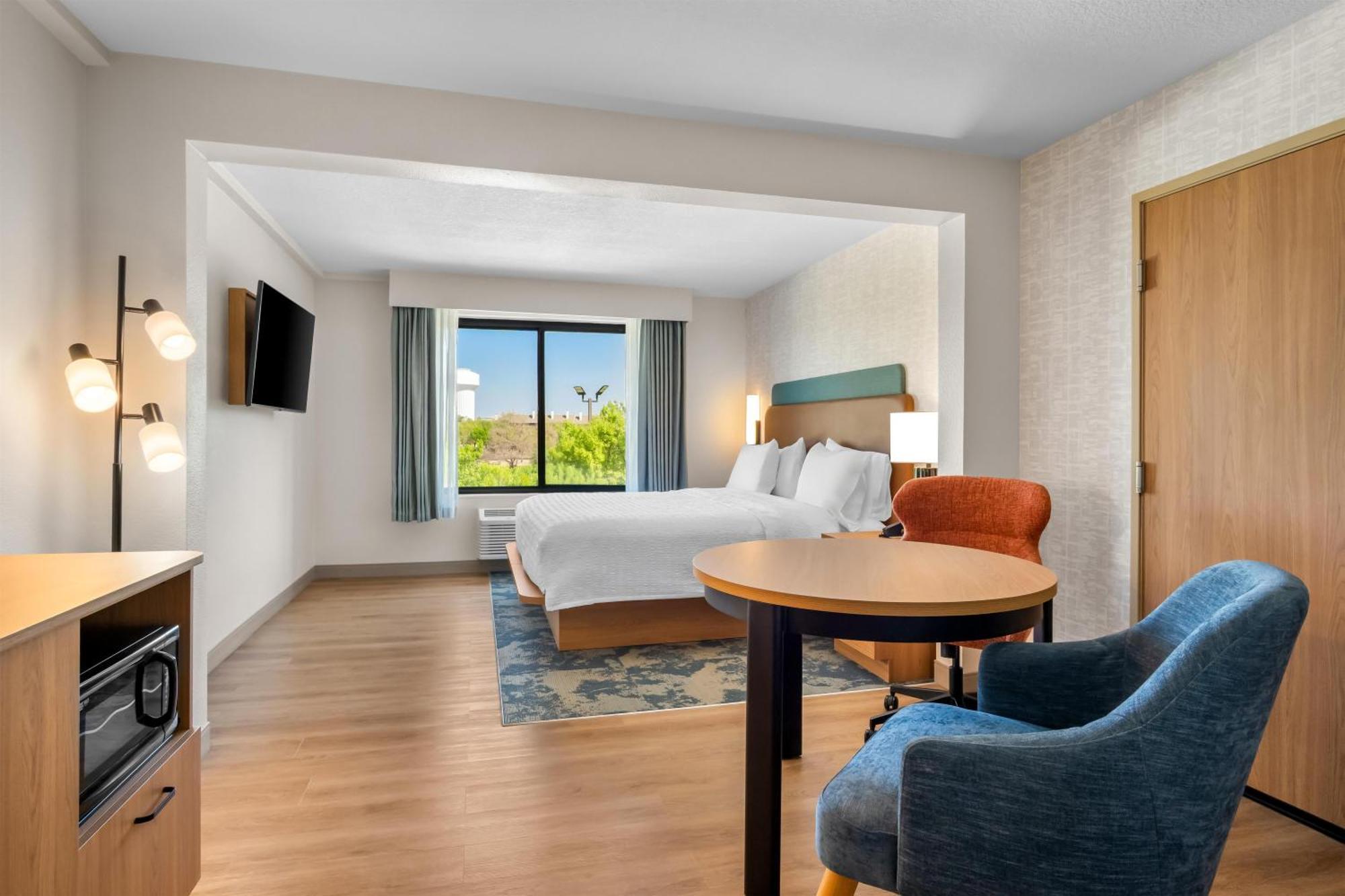King Room with Roll-In Shower - Mobility/Hearing Accessible