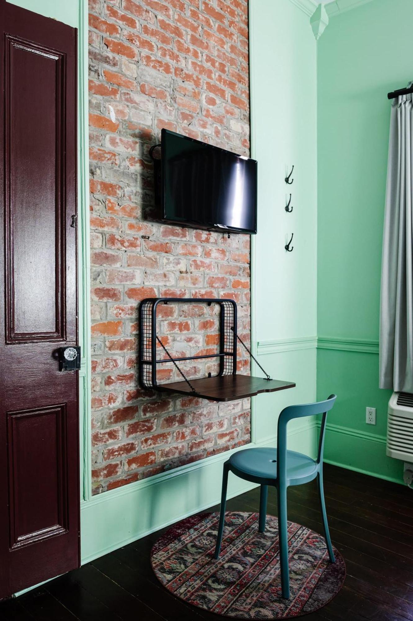 Queen Room (24/7 Front Desk)