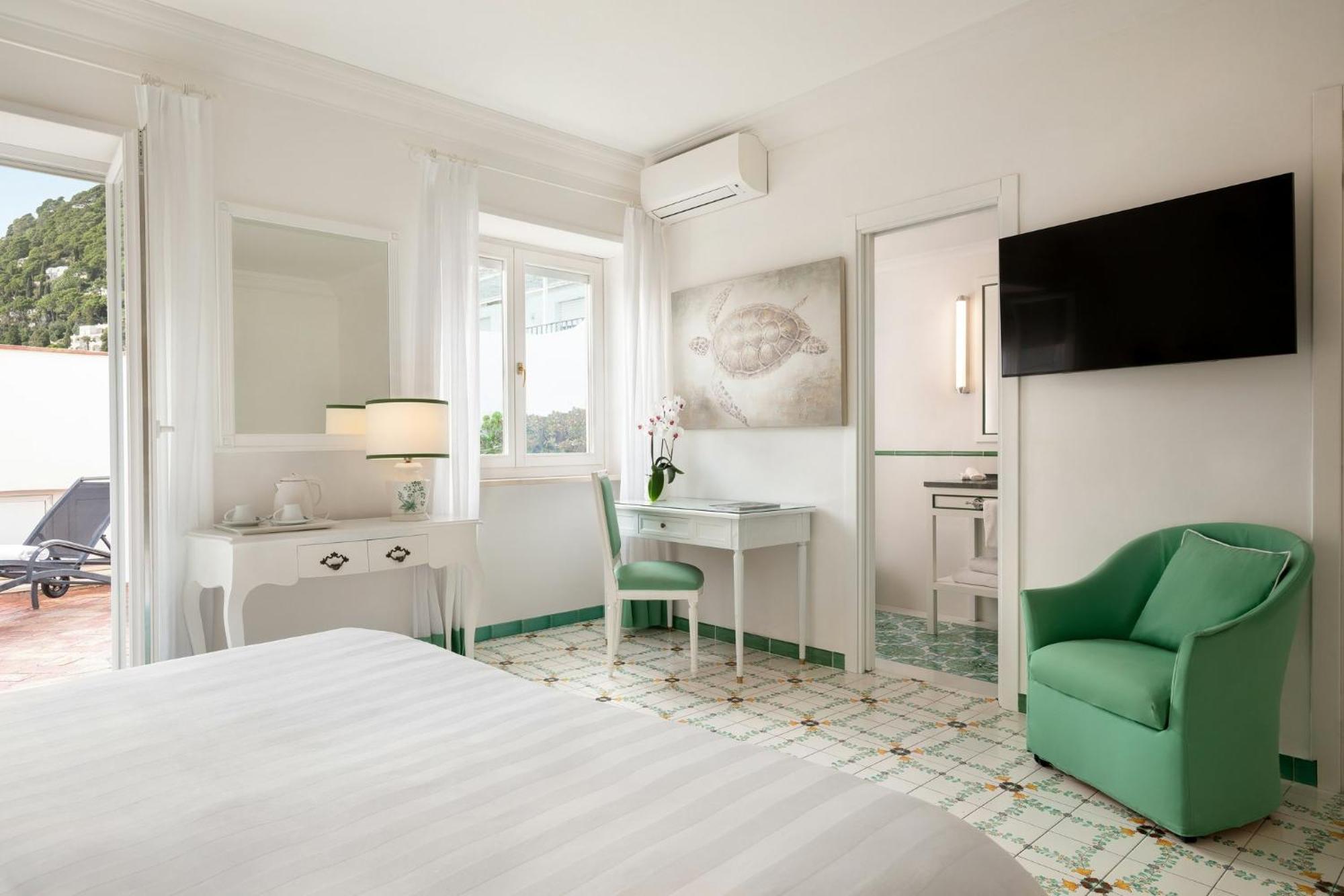 Deluxe Double Room with Side Sea View