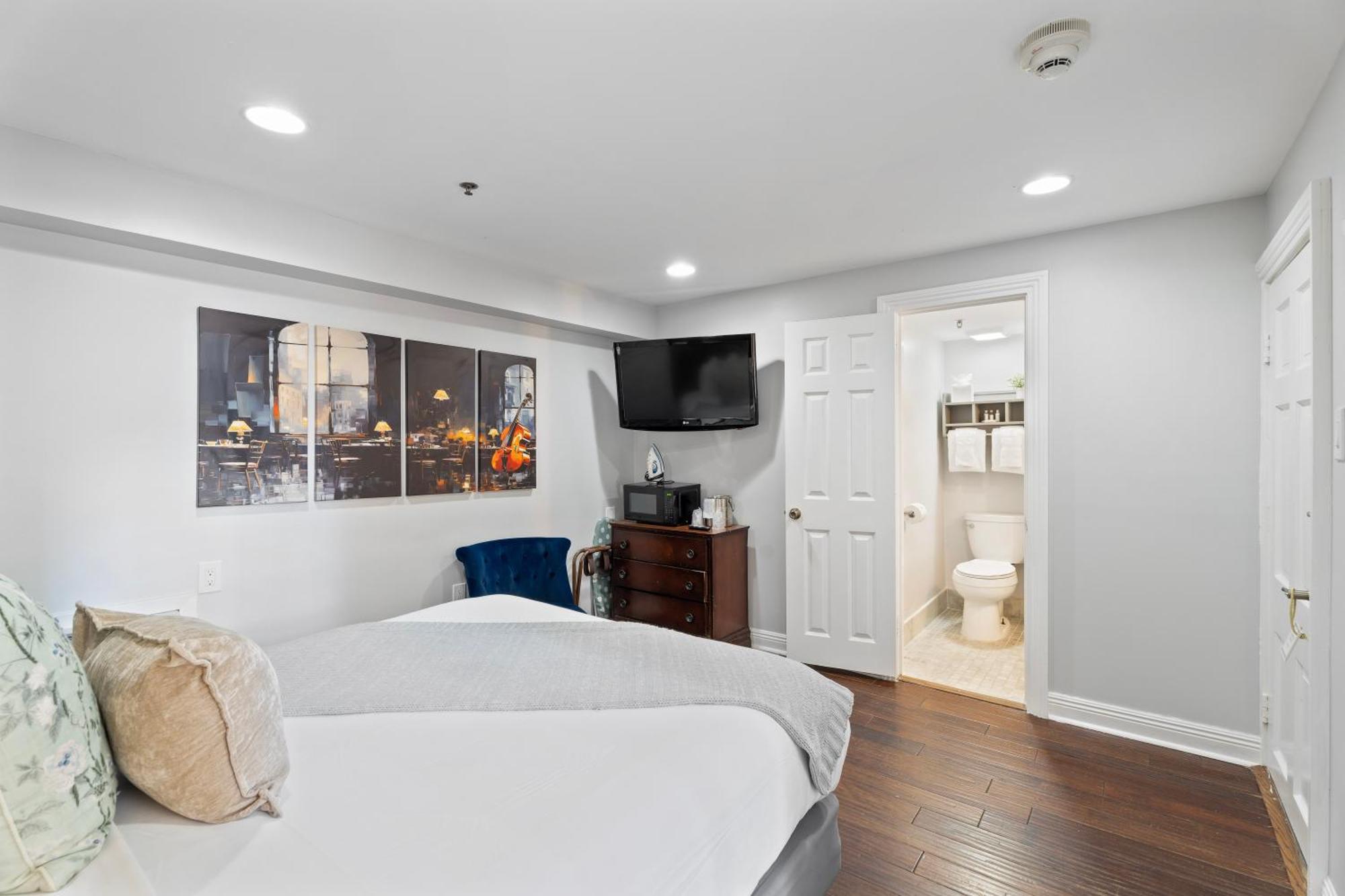 Standard Room with One Queen Bed