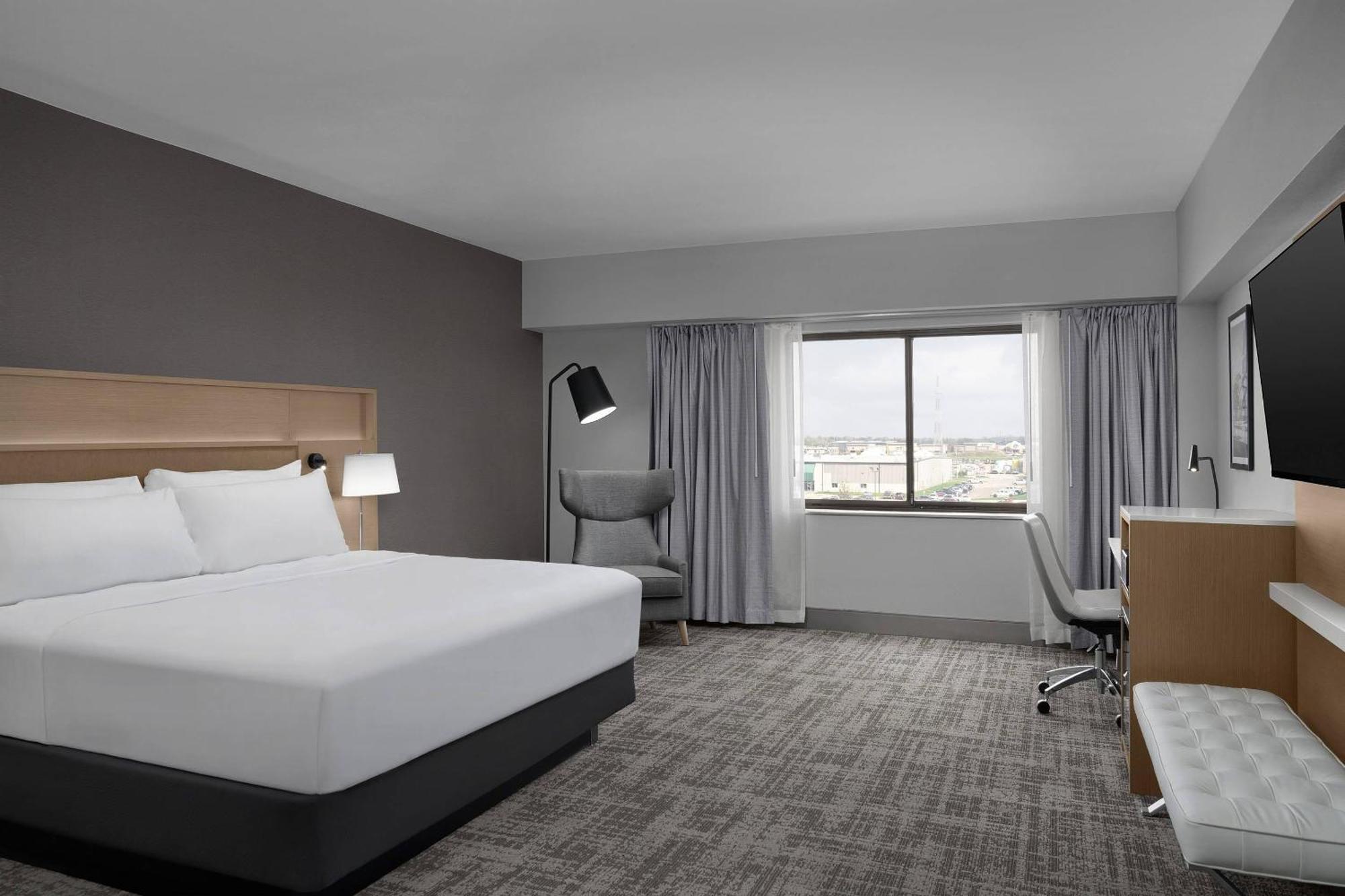 King Room with Roll-In Shower - Non-Smoking
