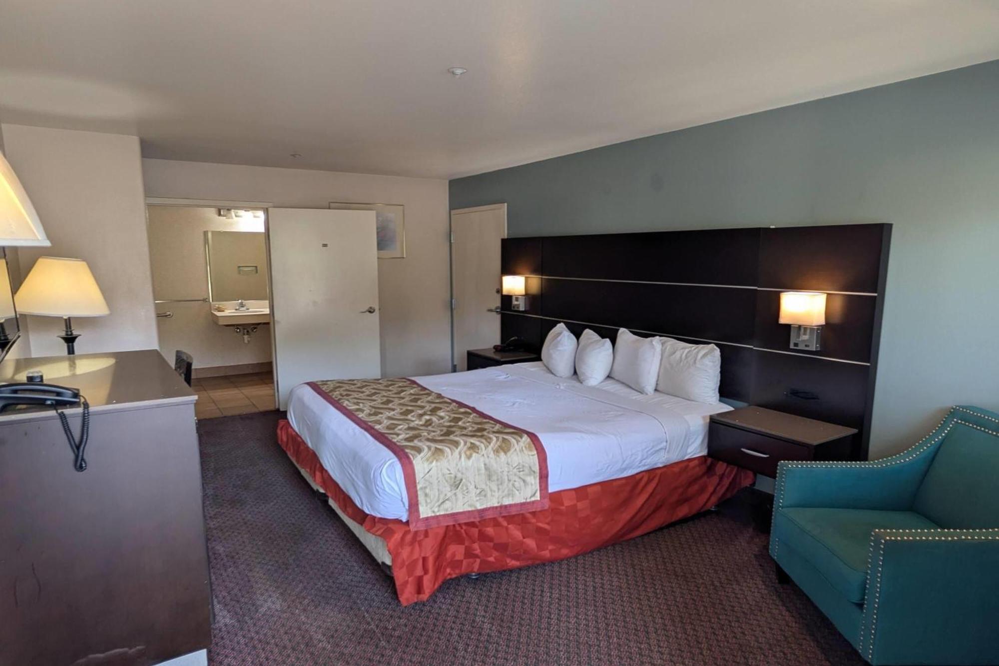 King Room with Tub and Grab Bars - Mobility/Hearing Accessible - Non-Smoking