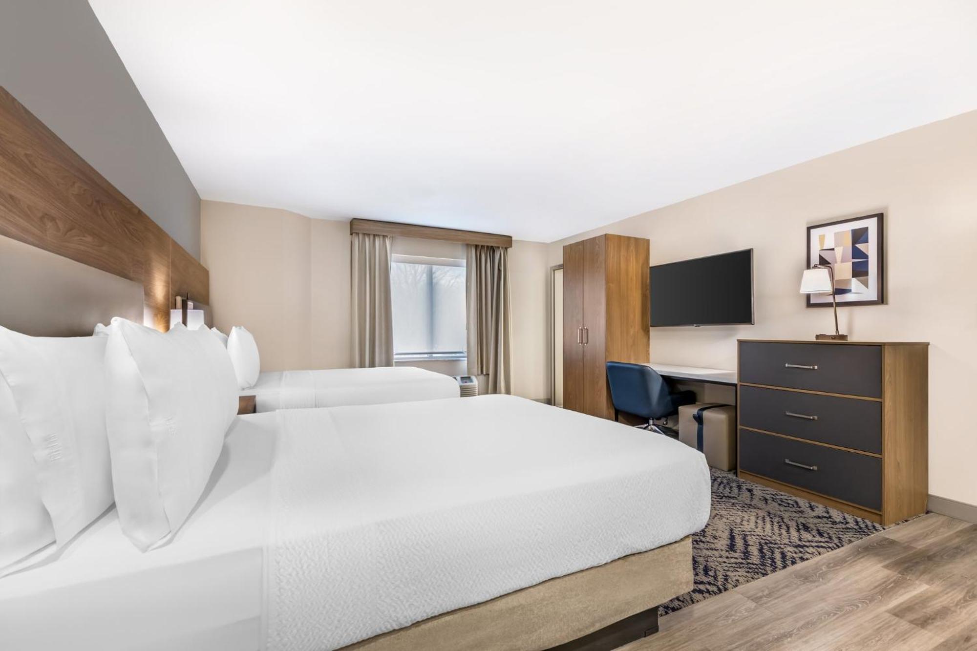 Queen Studio Suite - Communication/Mobility Accessible with Tub