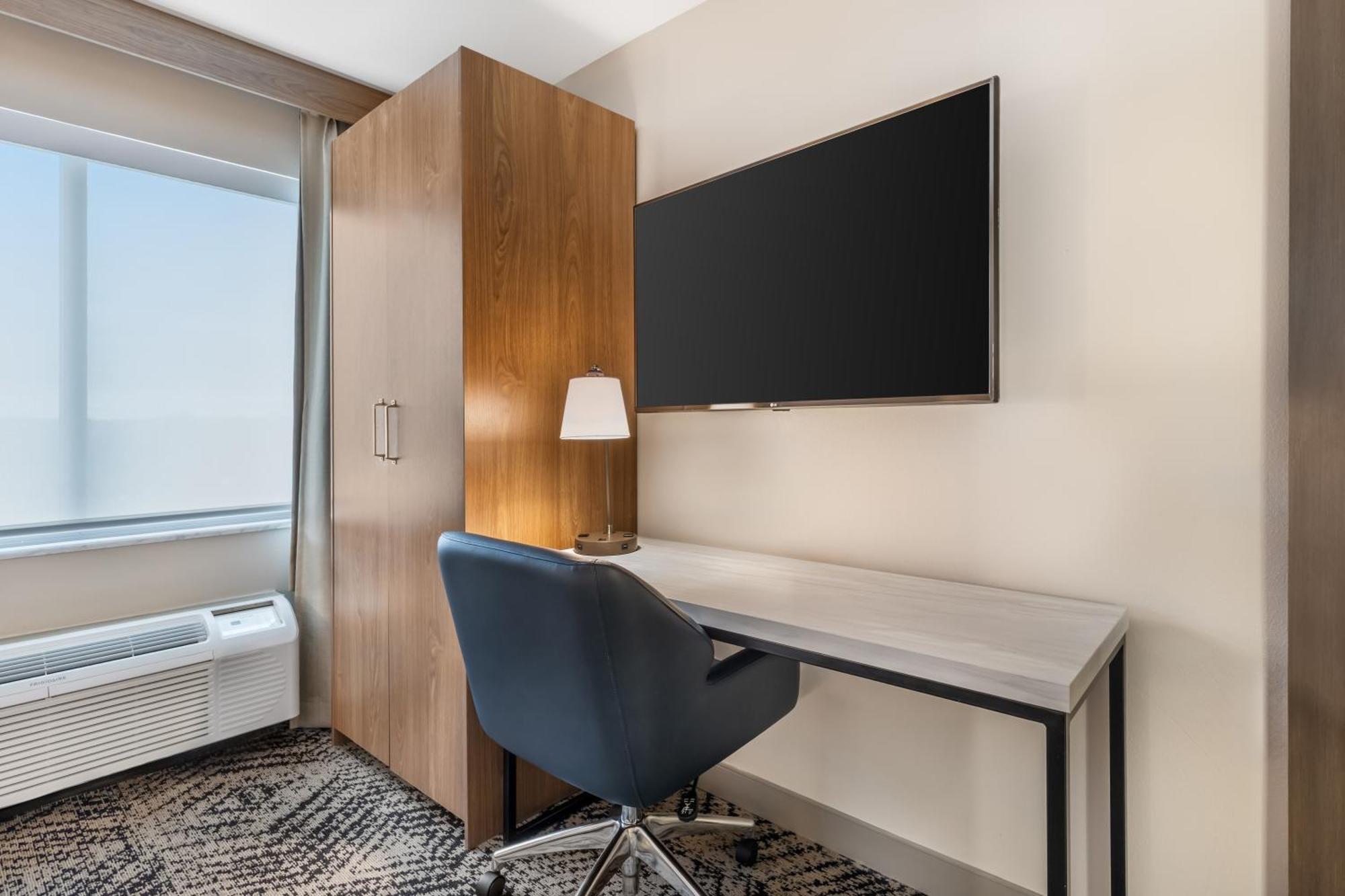 One-Bedroom King Suite - Communications/Mobility Accessible with Roll-In Shower