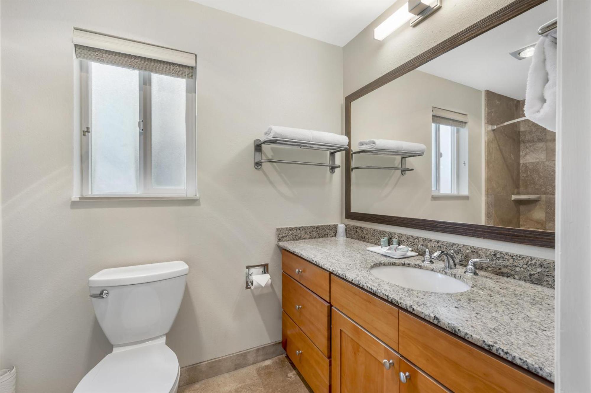 Queen Suite with Kitchenette and Partial Ocean View - Non-Smoking
